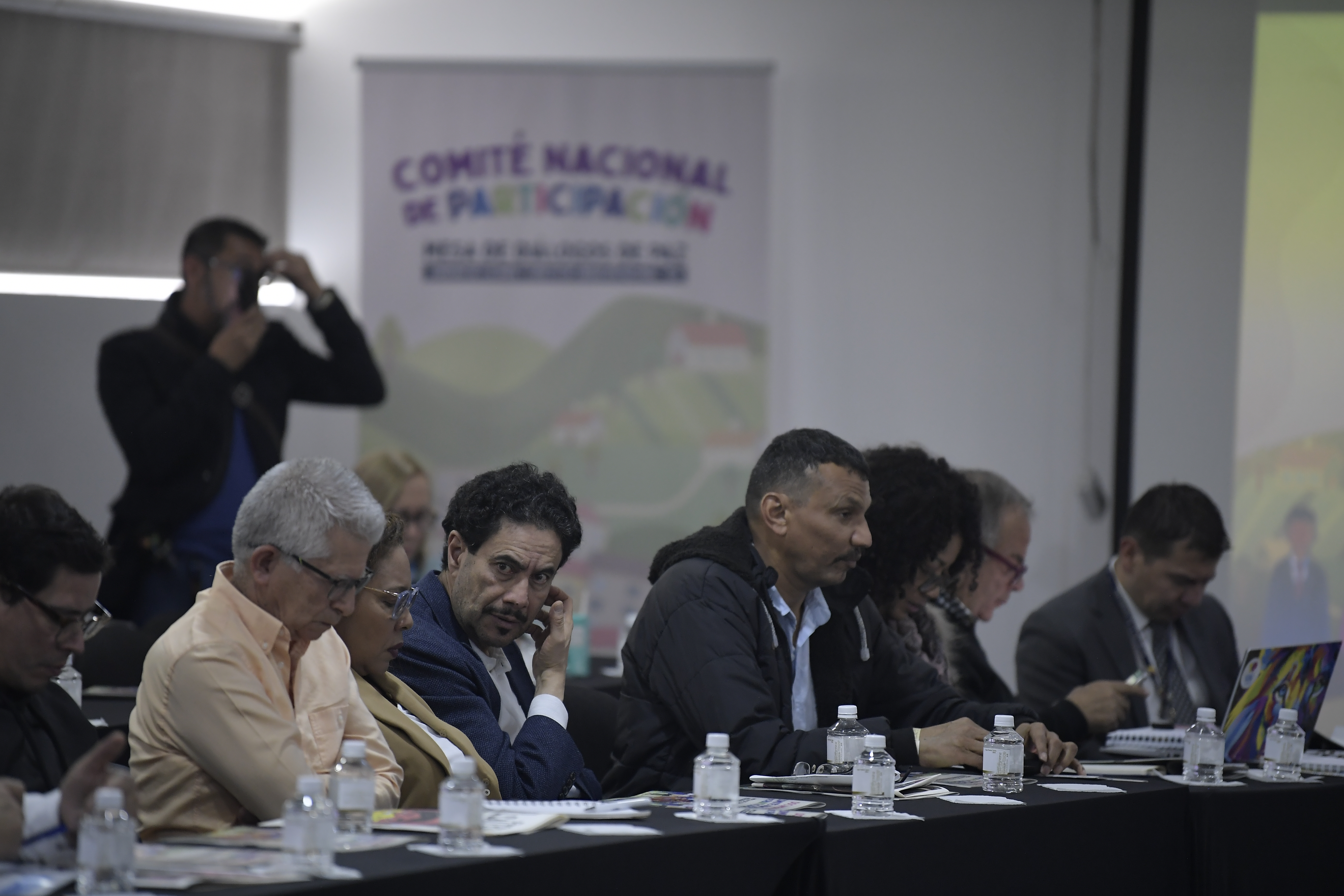 Asistentes a la instalación del Primer Encuentro Nacional para el diseño de la participación de la sociedad civil en el proceso de paz entre el Gobierno colombiano y la guerrilla del ELN, en Bogotá (Colombia).