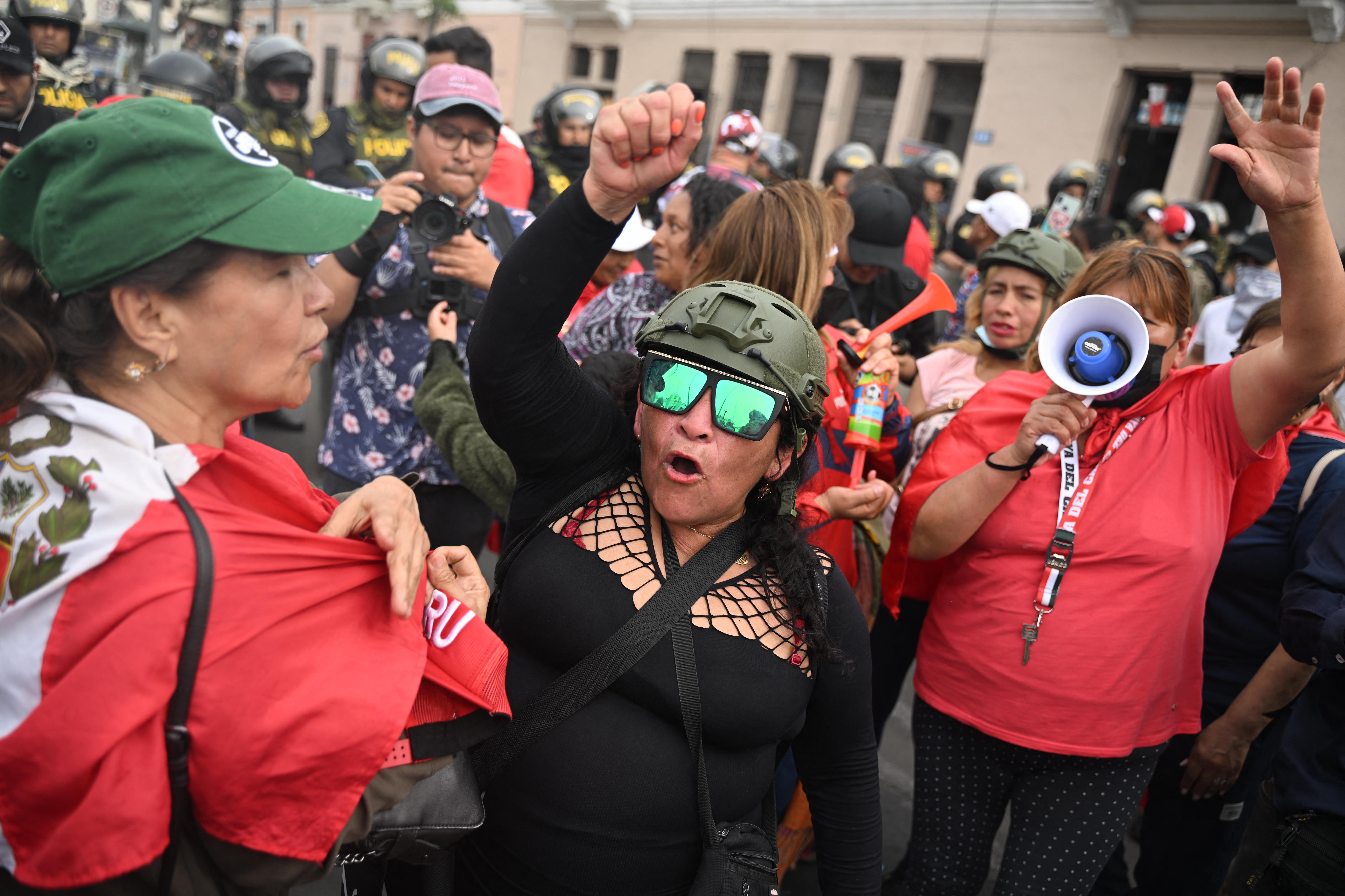 Las personas que se oponen a Pedro Castillo protestaron frente a la Prefectura de Lima, donde Castillo estaba detenido.