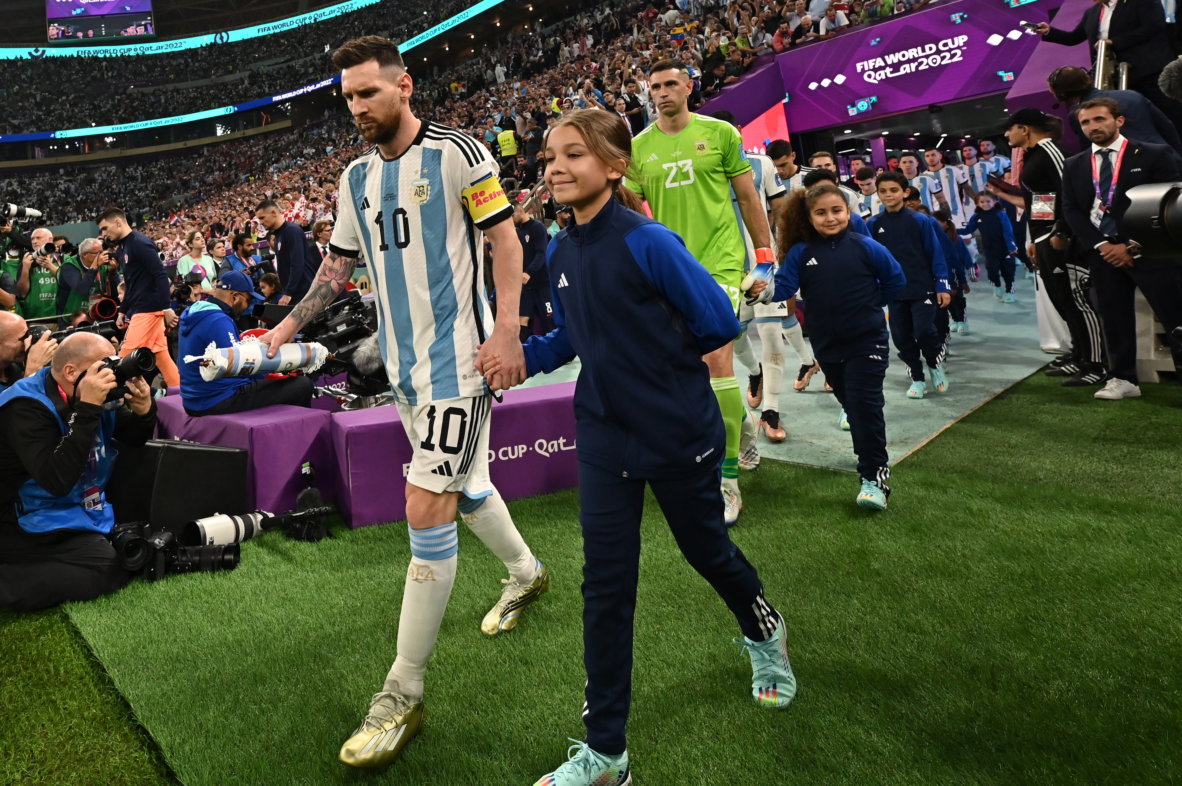 Lusail (Qatar), 13/12/2022.- Lionel Messi of Argentina leads his team onto the pitch before the FIFA World Cup 2022 semi final between Argentina and Croatia at Lusail Stadium in Lusail, Qatar, 13 December 2022. (Mundial de Fútbol, Croacia, Estados Unidos, Catar) EFE/EPA/Noushad Thekkayil