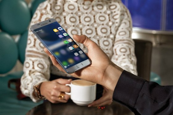 Los estudios atribuyen el éxito de Samsung a sus modelos Galaxy S7 y Edge S7, que presentan procesadores mejorados y son impermeable. /Cortesía - Samsung