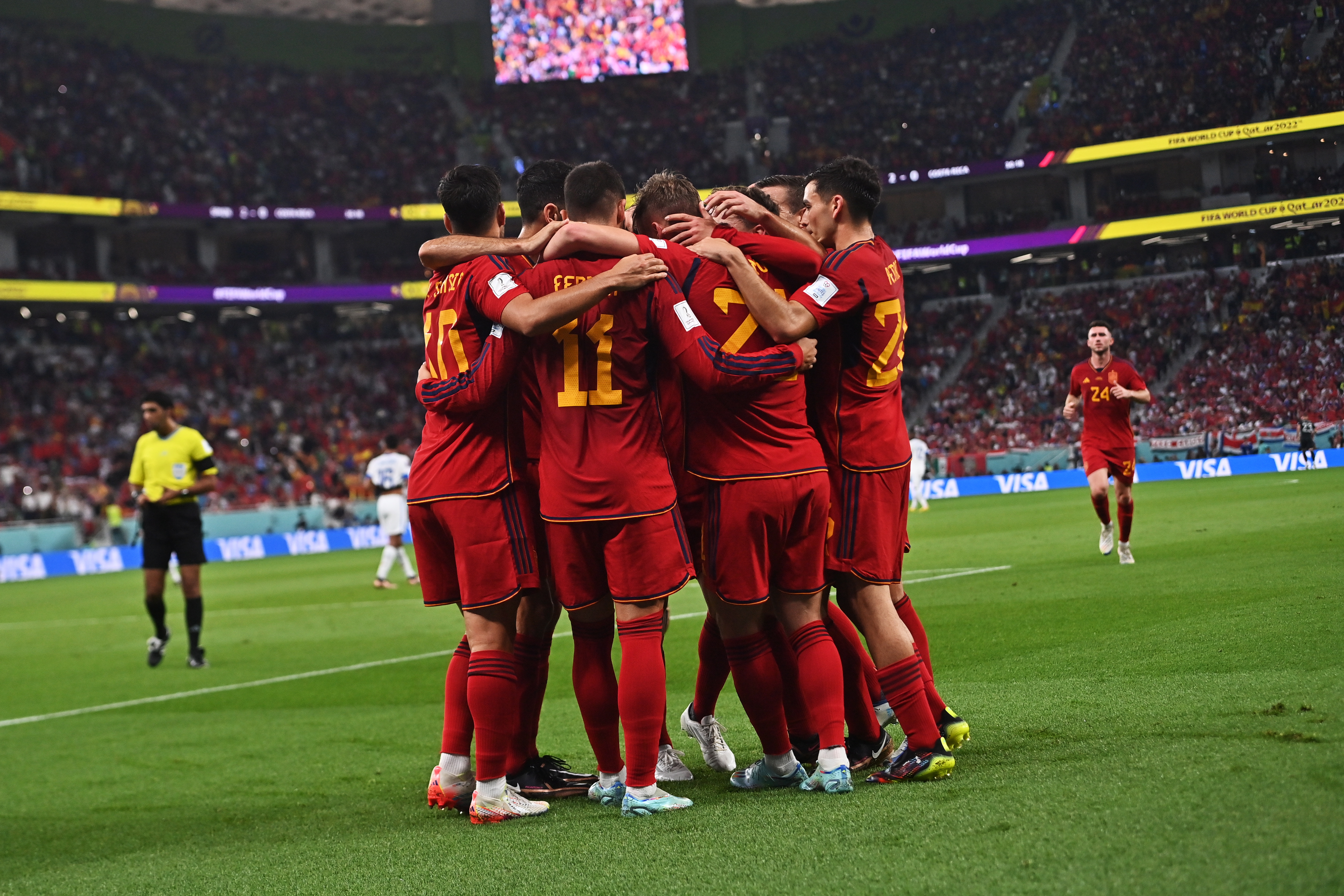 Doha (Qatar), 23/11/2022.- Players of Spain surround Ferran Torres of Spain to celebrate scoring the 3-0 goal from the penalty spot during the opening ceremony of the FIFA World Cup 2022 group E soccer match between Spain and Costa Rica at Al Thumama Stadium in Doha, Qatar, 23 November 2022. (Mundial de Fútbol, España, Catar) EFE/EPA/Noushad Thekkayil