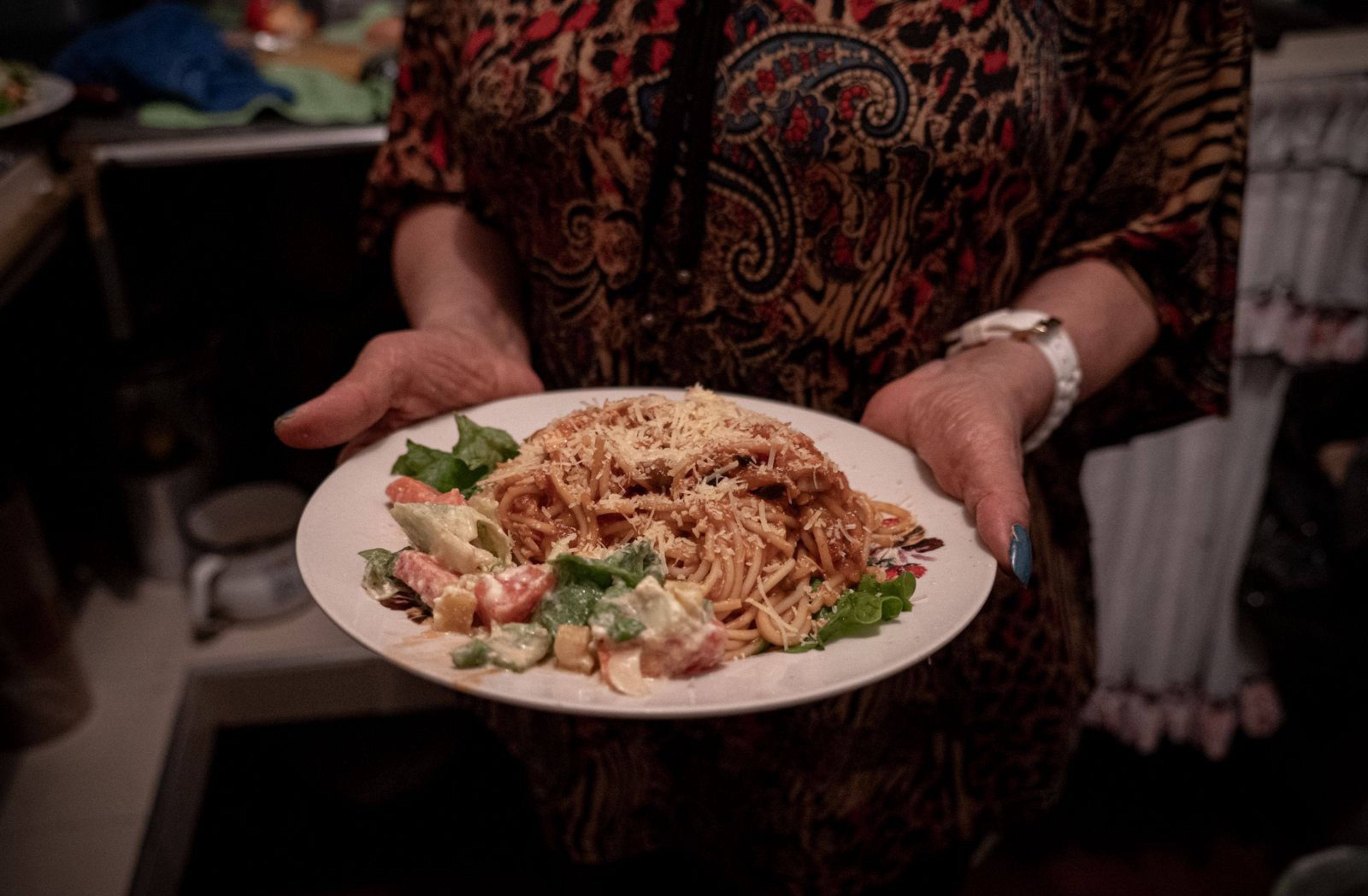 Rosalba prepara pasta con pollo para recordar a su hermano Gustavo.