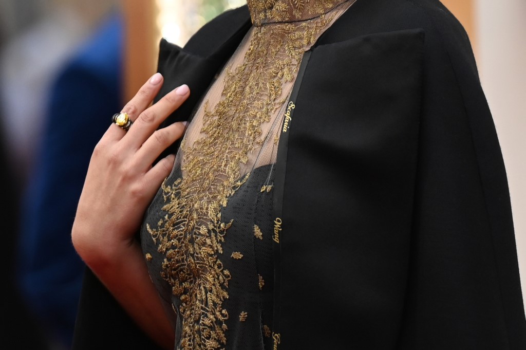 En esta foto de archivo tomada el 9 de febrero de 2020 la actriz estadounidense-israelí Natalie Portman lleva una capa con los nombres de directoras de cine que no fueron nominadas a los Oscar a su llegada a la 92ª edición de los Oscar en el Dolby Theatre de Hollywood, California. / AFP