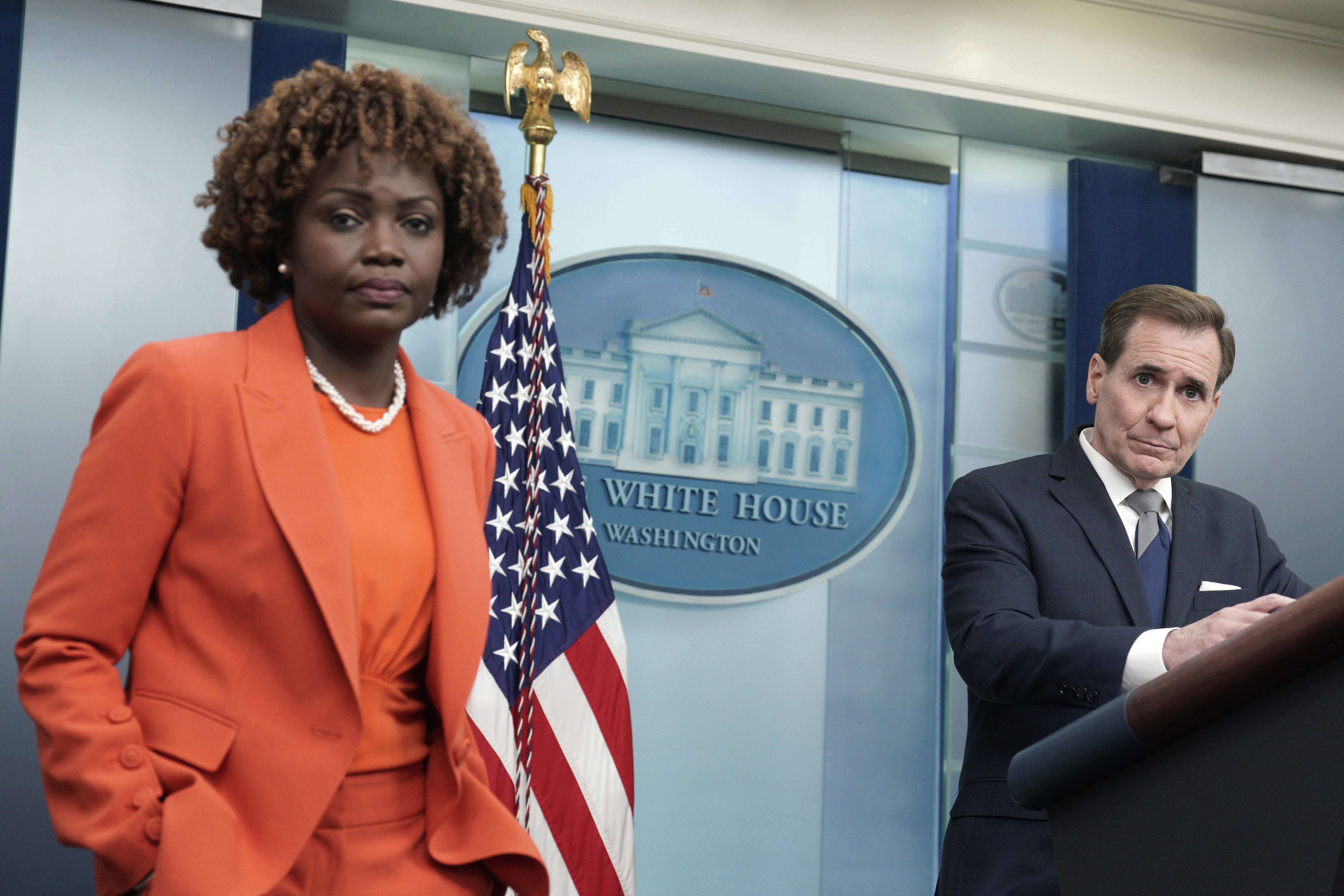 Washington (United States), 29/03/2023.- National Security Council Strategic Communications Coordinator John Kirby (R) speaks next to White House Press Secretary Karine Jean-Pierre during a press briefing at the White House in Washington, DC, USA, 29 March 2023. (Estados Unidos) EFE/EPA/YURI GRIPAS/POOL