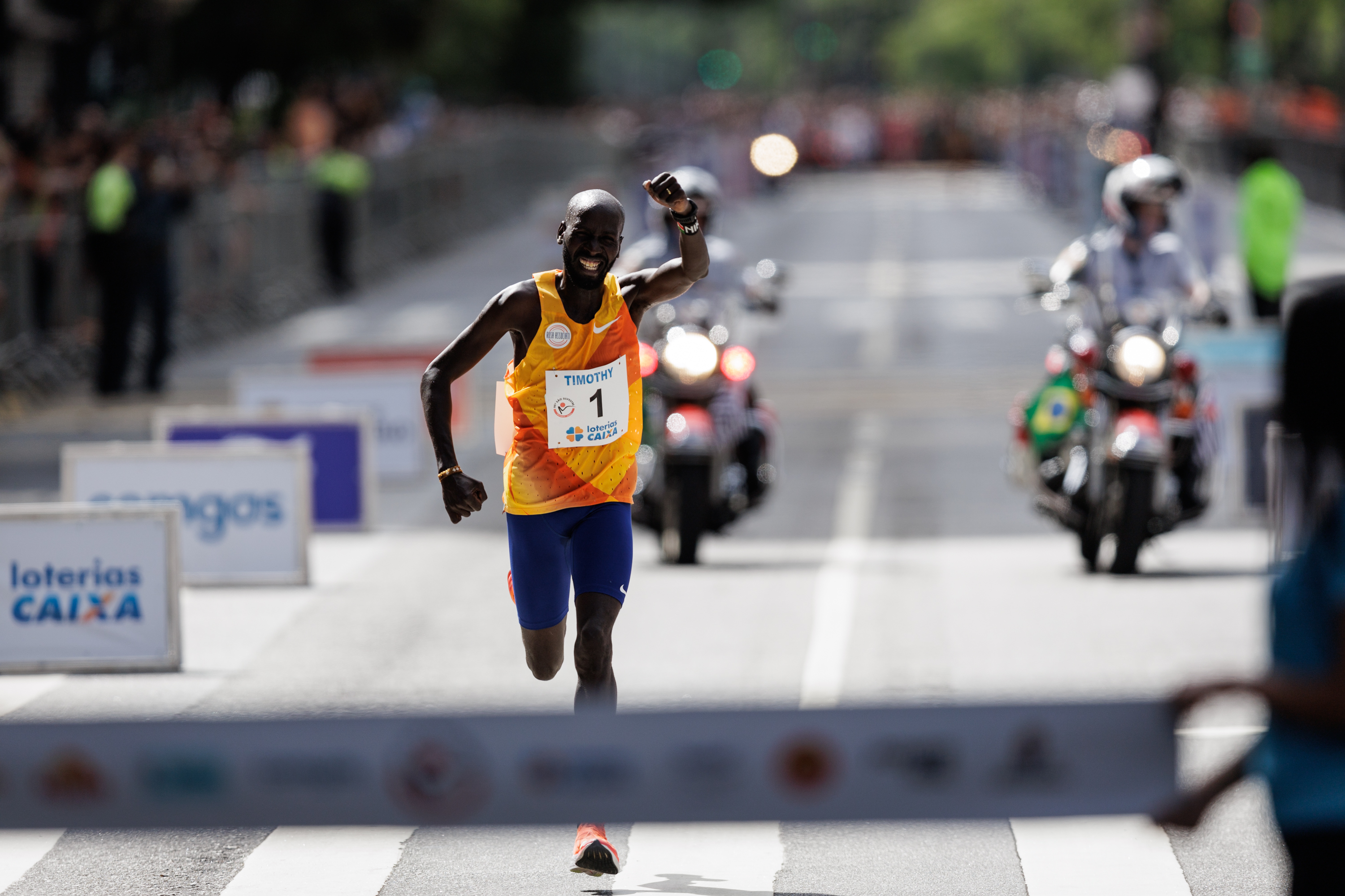 BRA100. SAO PAULO (BRASIL), 31/12/2023.- El atleta keniano Timothy Kiplagat cruza la meta para ganar la prueba masculina de la 98 edición de la Carrera Internacional de San Silvestre hoy, en Sao Paulo (Brasil). La 98 San Silvestre brasileña estableció este año un nuevo récord de participantes con 35.000 inscritos. EFE/ Isaac Fontana
