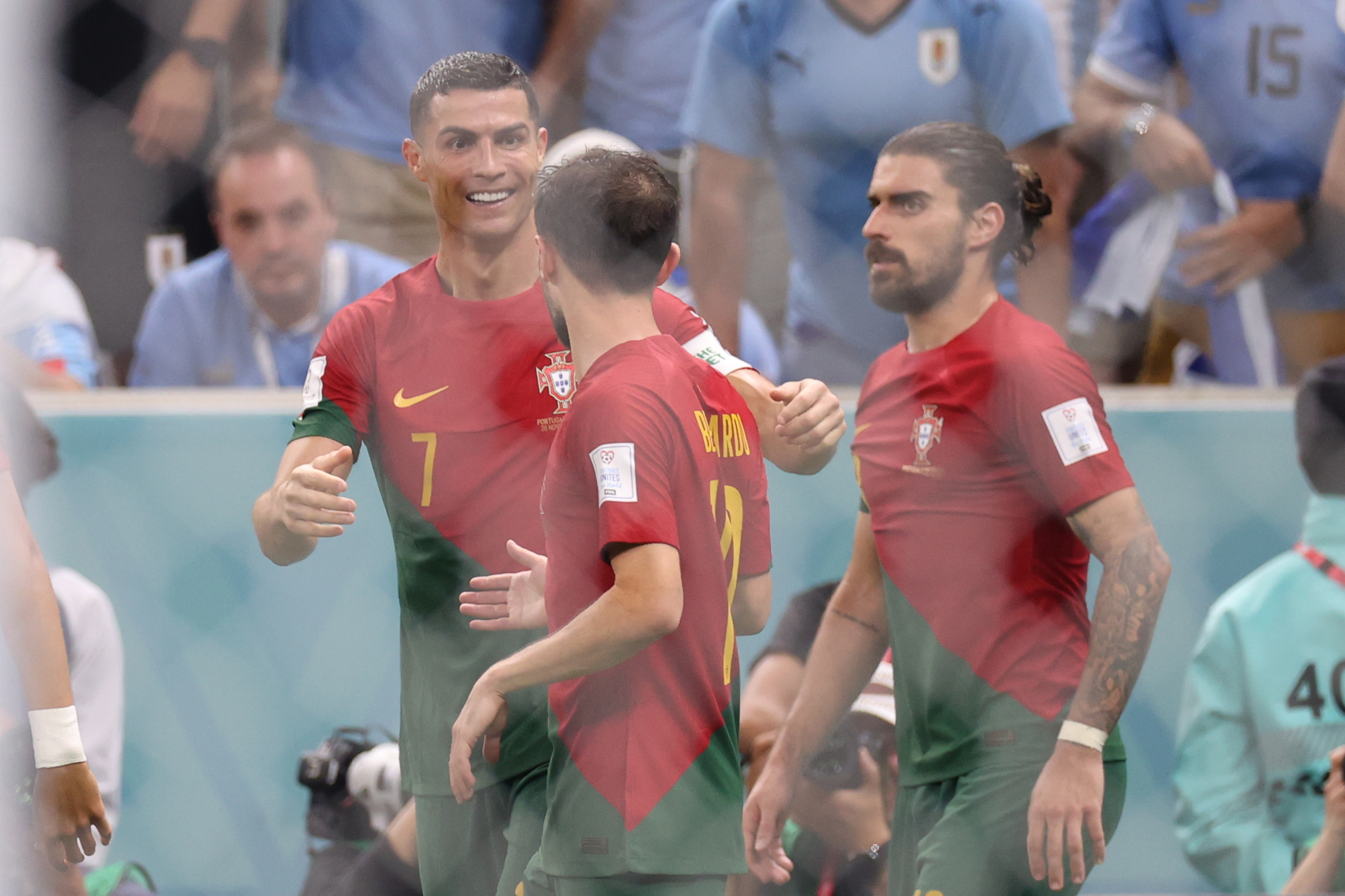 GR1424. LUSAIL (CATAR), 28/11/2022.- Cristiano Ronaldo (i) y compañeros de Portugal celebran un gol de Bruno Fernandes hoy, en un partido de la fase de grupos del Mundial de Fútbol Qatar 2022 entre Portugal y Uruguay en el estadio Lusail en la ciudad de Lusail (Catar). EFE/ Juan Ignacio Roncoroni