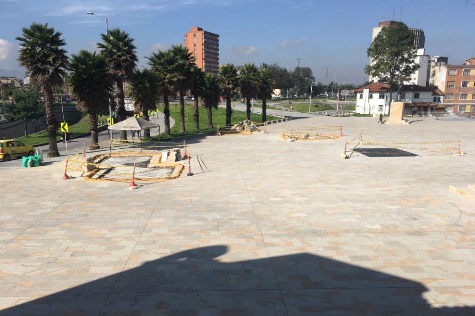 Imagen de la semana pasada en la que se ven las baldosas levantadas en algunos puntos de la obra. / Archivo particular.