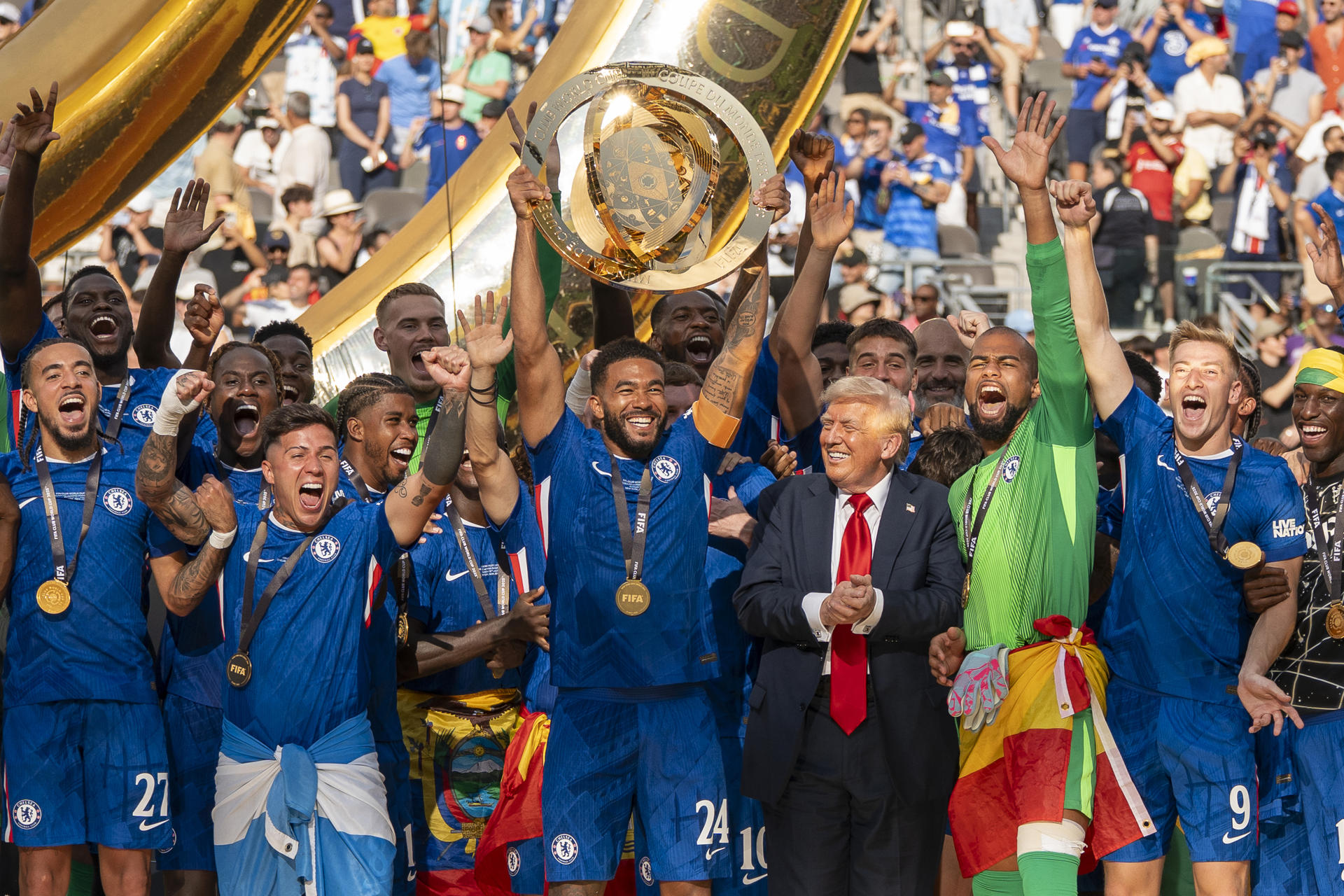 Entregó el trofeo, se metió en la foto y celebró: Trump se robó el show de Chelsea