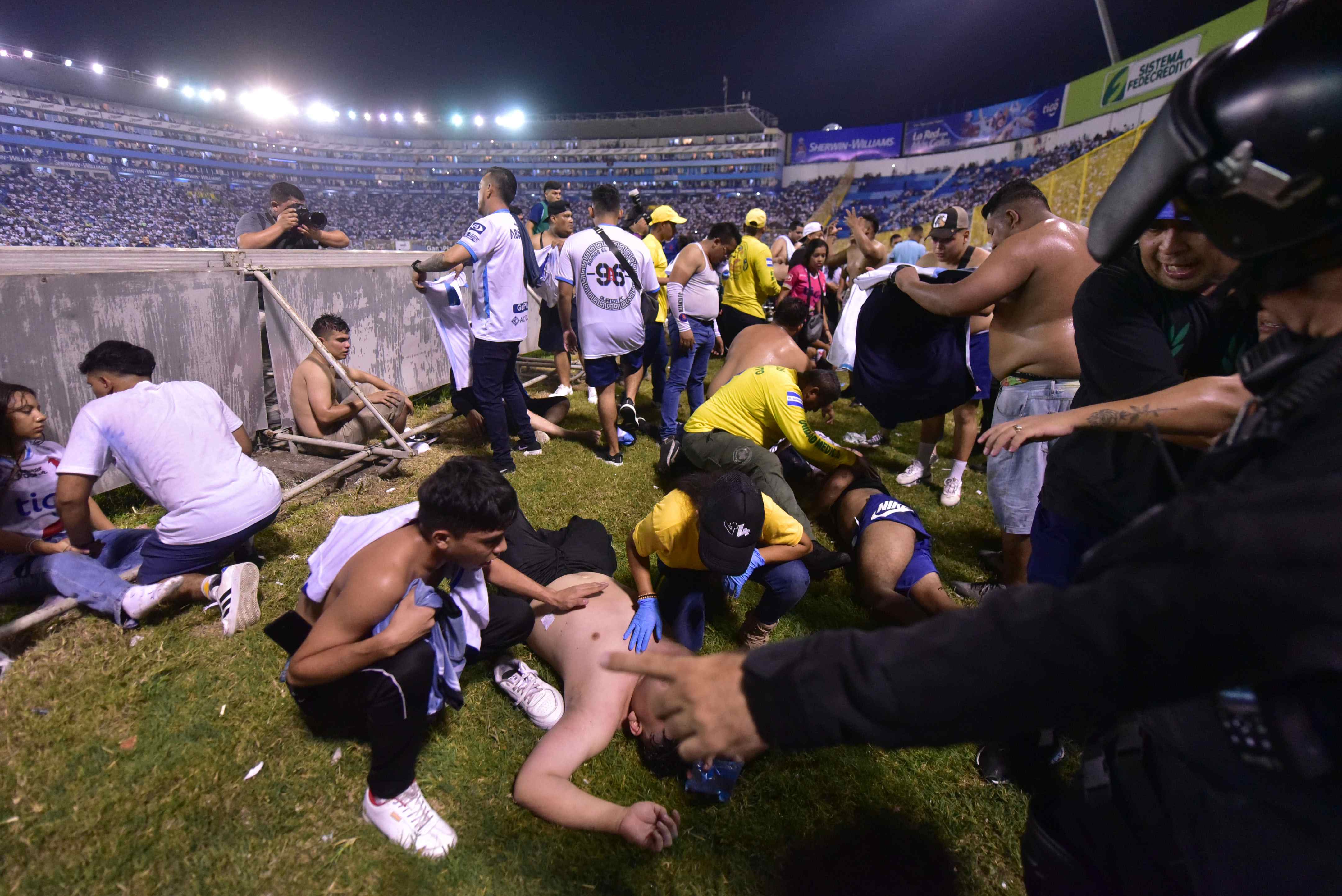 “El fútbol salvadoreño está de luto”: nuevo reporte de muertos por estampida en estadio