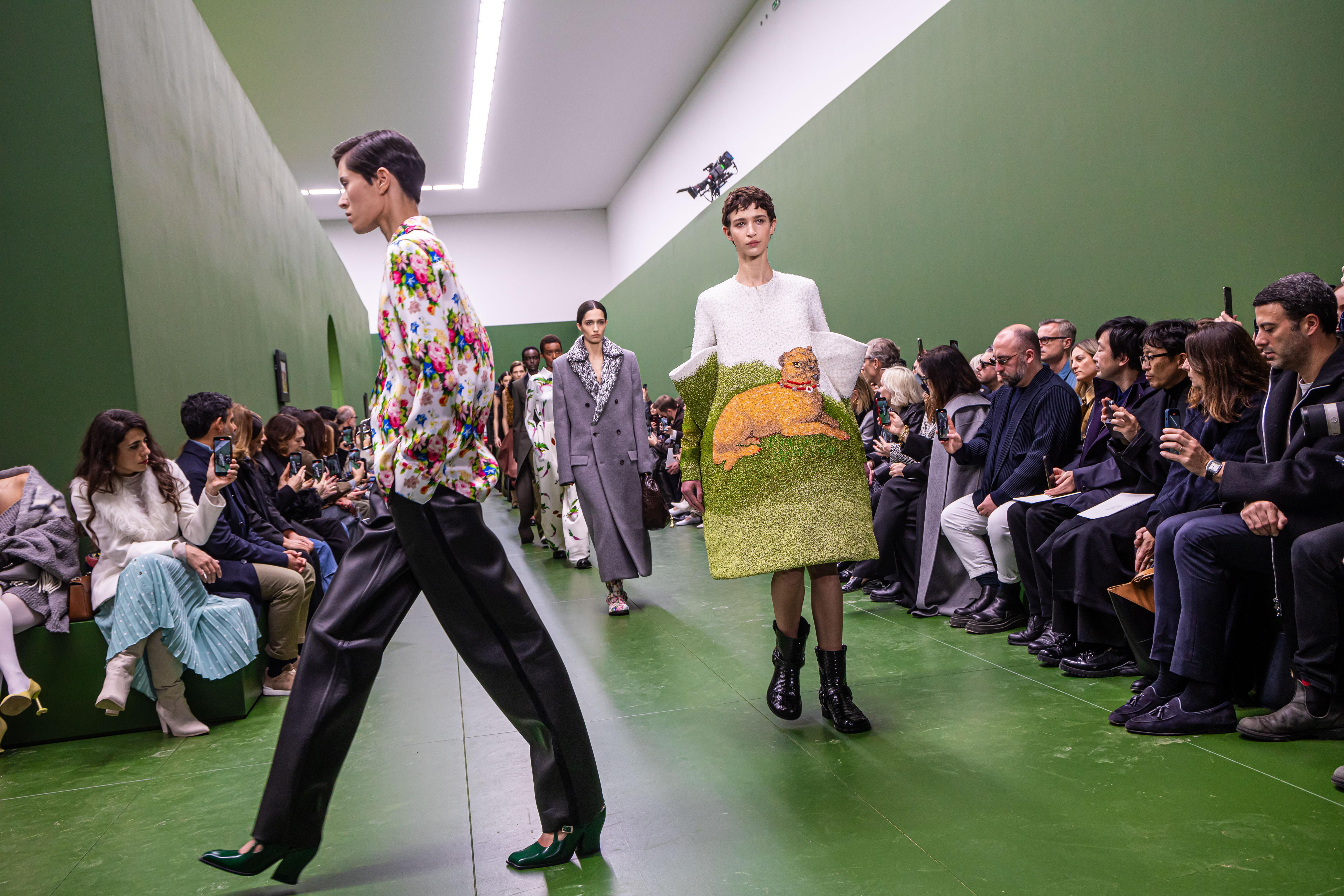 Paris (France), 01/03/2024.- Models present creations from the Fall/Winter 2024/2025 Collection by Loewe during Paris Fashion Week, in Paris, France, 01 March 2024. The presentation of the women's collections runs from 25 February to 05 March 2024. (Moda, Francia) EFE/EPA/CHRISTOPHE PETIT TESSON