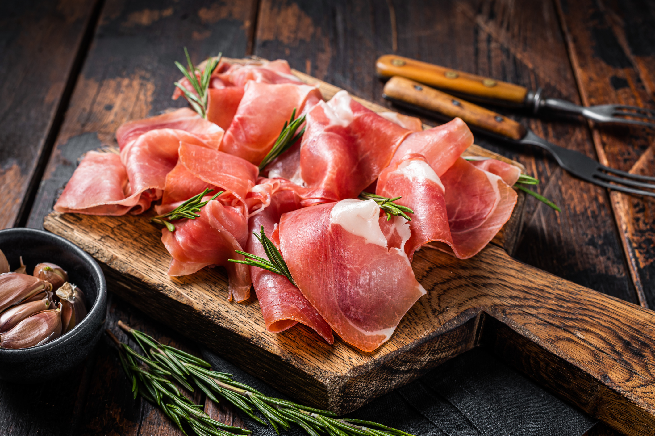 ¿Cuál es la diferencia entre el jamón serrano y el ibérico, y cómo identificarlos?