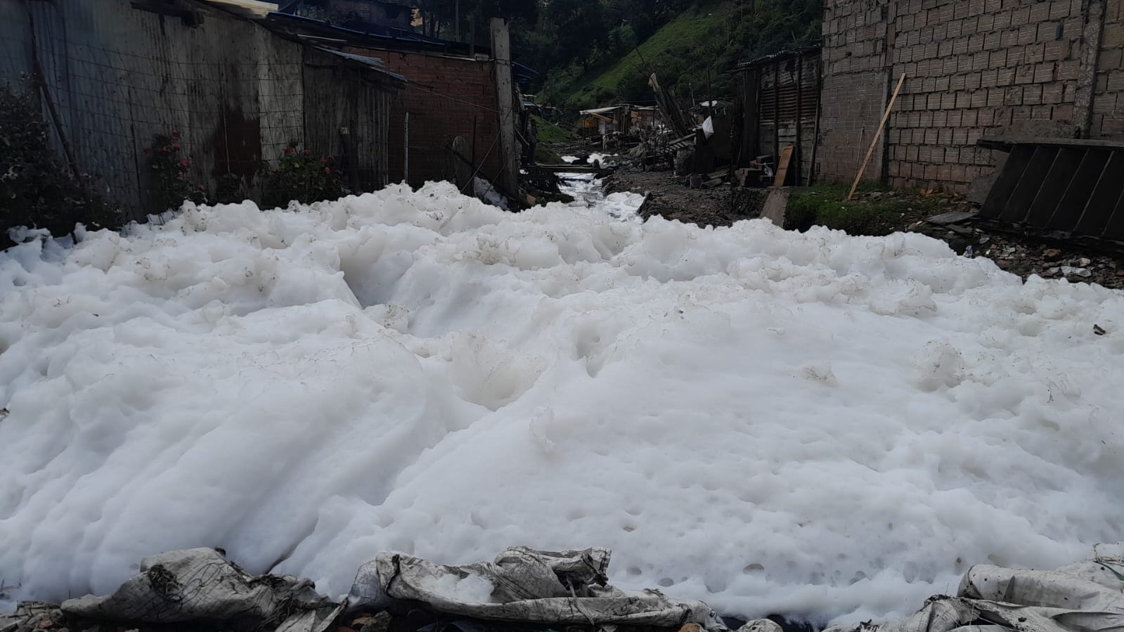 Lluvia de espuma: el barrio atrapado entre la contaminación y la negligencia