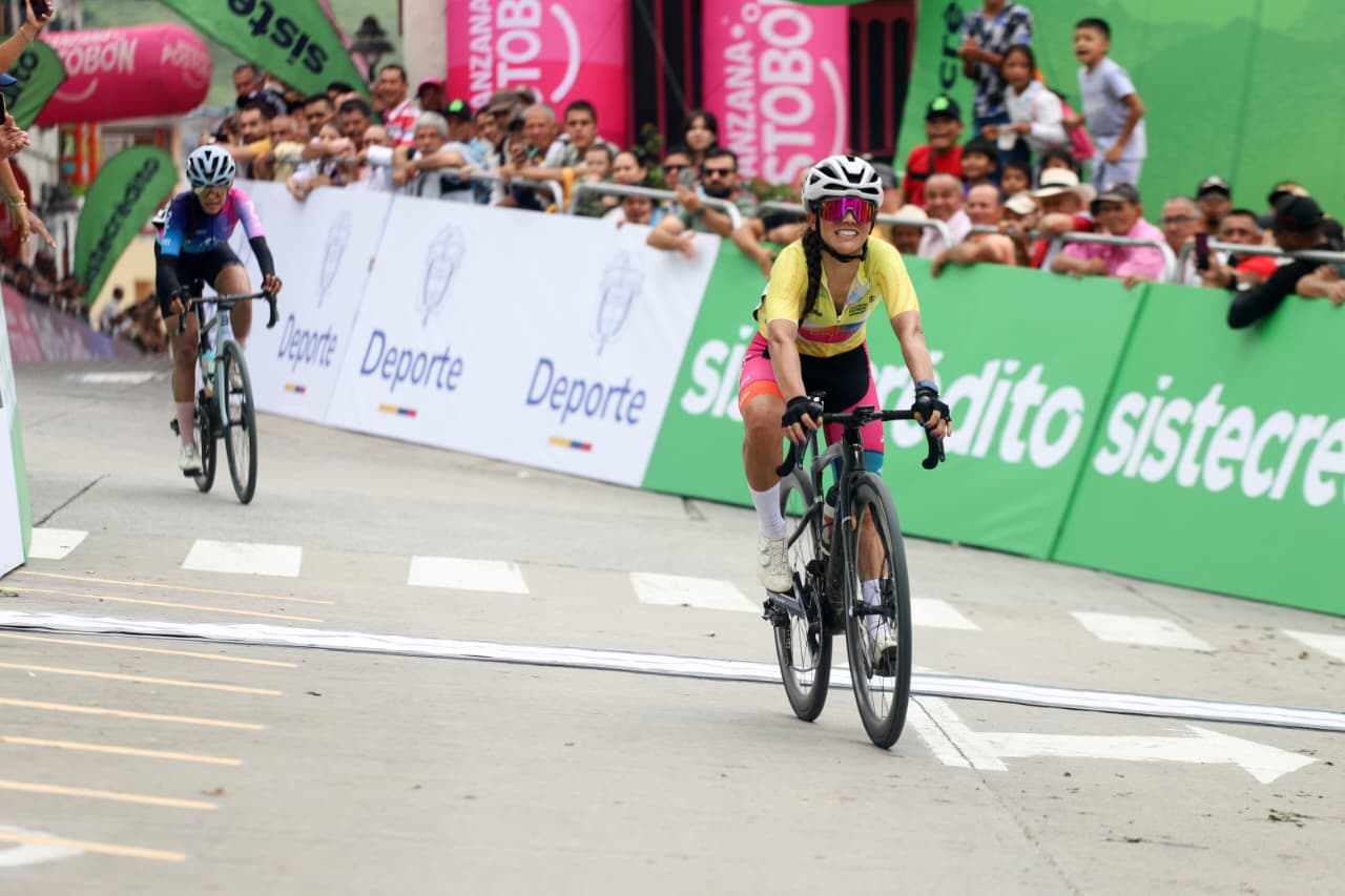 Lilibeth Chacón (der.) se impuso a Zara Lamprea en los últimos metros de la quinta etapa de la Vuelta a Colombia Femenina 2026.