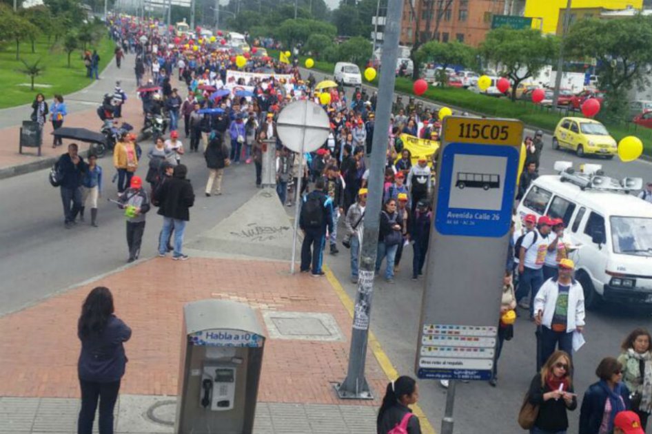 Maestros adelantan plantón frente a la Secretaria de Educación de Bogotá