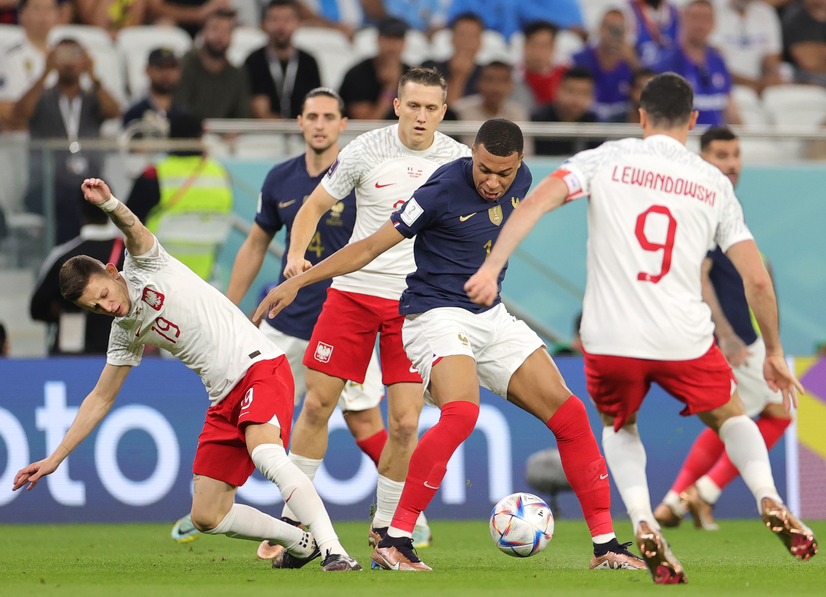 Doha (Qatar), 04/12/2022.- Kylian Mbappe (C) of France in action during the FIFA World Cup 2022 round of 16 soccer match between France and Poland at Al Thumama Stadium in Doha, Qatar, 04 December 2022. (Mundial de Fútbol, Francia, Polonia, Catar) EFE/EPA/Friedemann Vogel