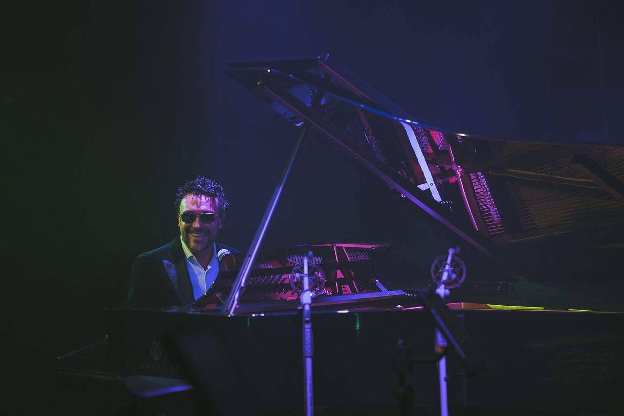 Andrés Cepeda es un artista muy versátil en concierto ya que presenta shows en modalidad big-band, sinfónico, banda pop y acústico.