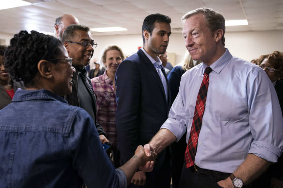 El candidato presidencial demócrata Tom Steyer saluda a sus partidarios después de una reunión del ayuntamiento sobre temas de salud rural en Carolina del Sur, antes de retirarse de la contienda política.  / AFP
