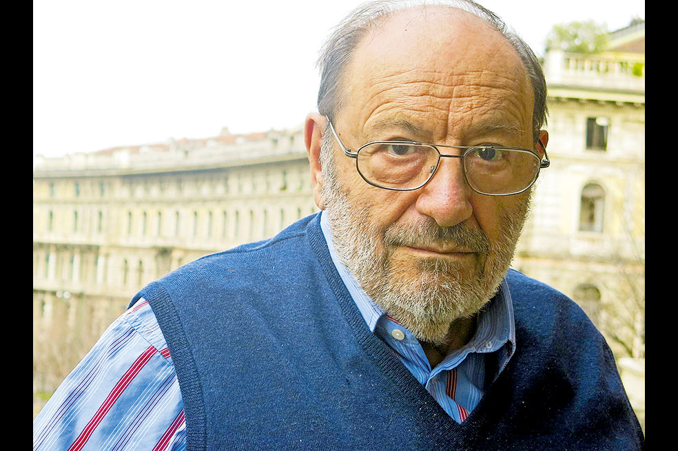 Umberto Eco se hizo mundialmente conocido con la novela histórica “El nombre de la rosa” (1980). / EFE