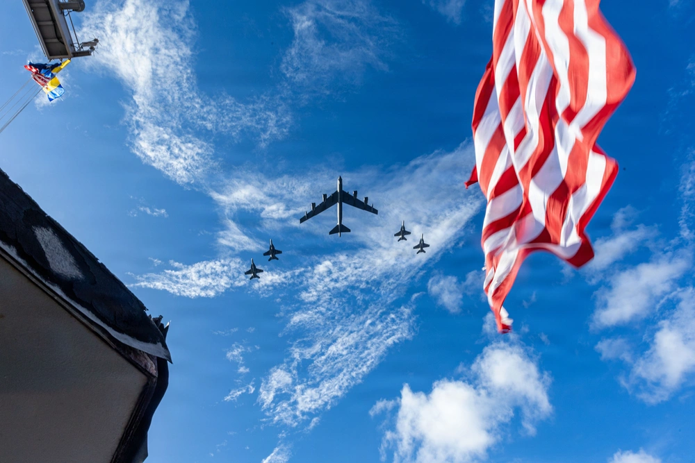 Cuatro F/A-18E/F Super Hornets, a bordo del USS Gerald R. Ford, y un bombardero B-52 de la Fuerza Aérea de los Estados Unidos.
