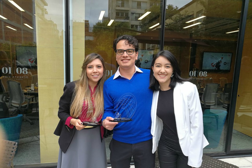 Paula Delgado (izquierda), Camilo Vega (centro), y Karem Suárez (derecha).