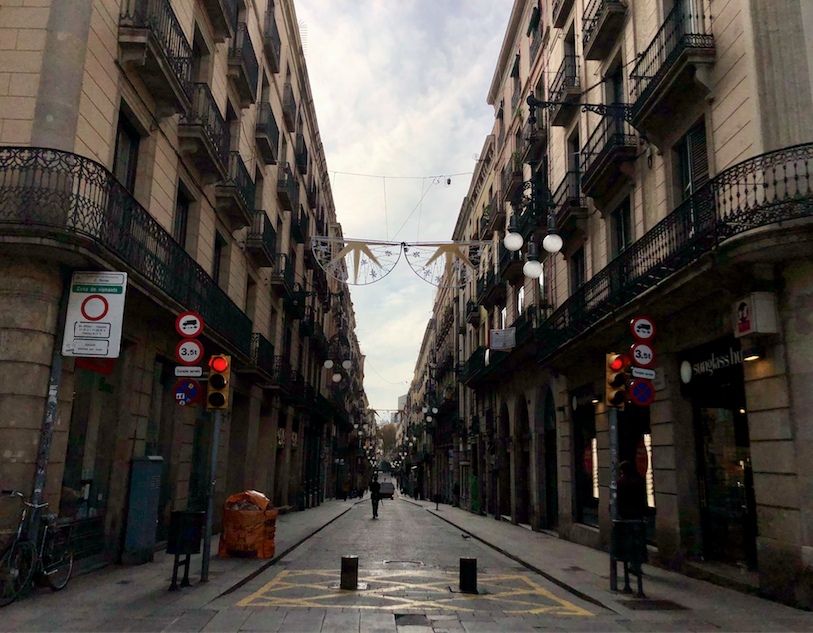 Las nuevas restricciones vaciaron las calles de los barrios El Born y El Gótico de Barcelona.