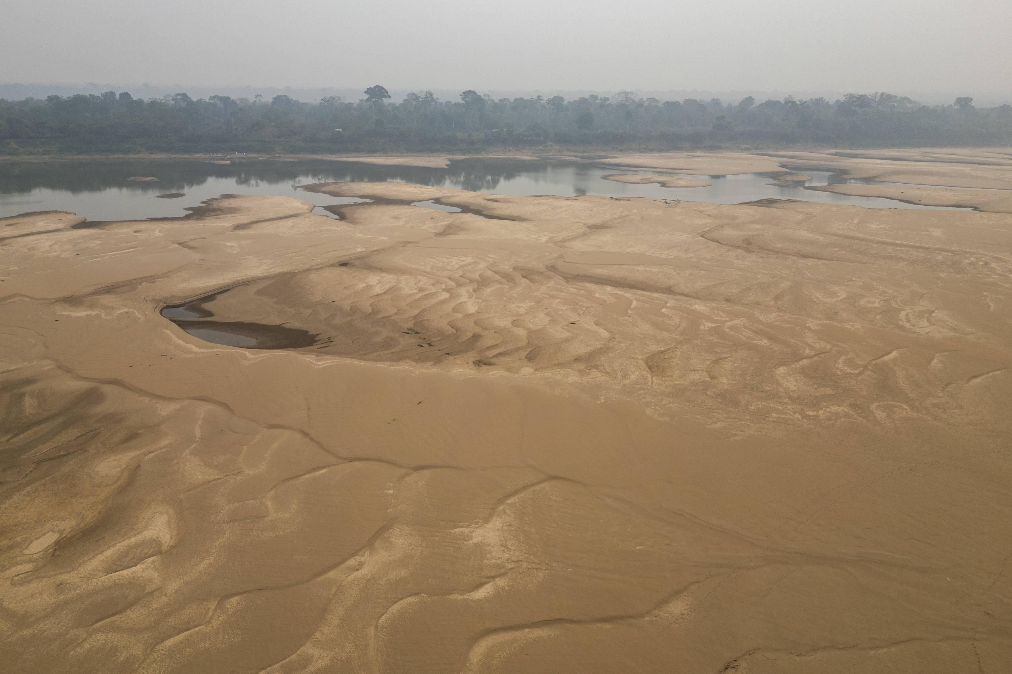 ACOMPAÑA CRONICA : BRASIL AMAZONÍA AME8134. PORTO VELHO (BRASIL), 11/09/2024.- Fotografía aérea que muestra bancos de arena formados por el histórico bajo cauce del río Madeira este martes en Porto Velho (Brasil). El río Madeira, uno de los principales afluentes del Amazonas, está más bajo que nunca, debido a una sequía extrema que amenaza el sustento de las comunidades ribereñas que pescan y cultivan en las orillas. EFE/ Isaac Fontana