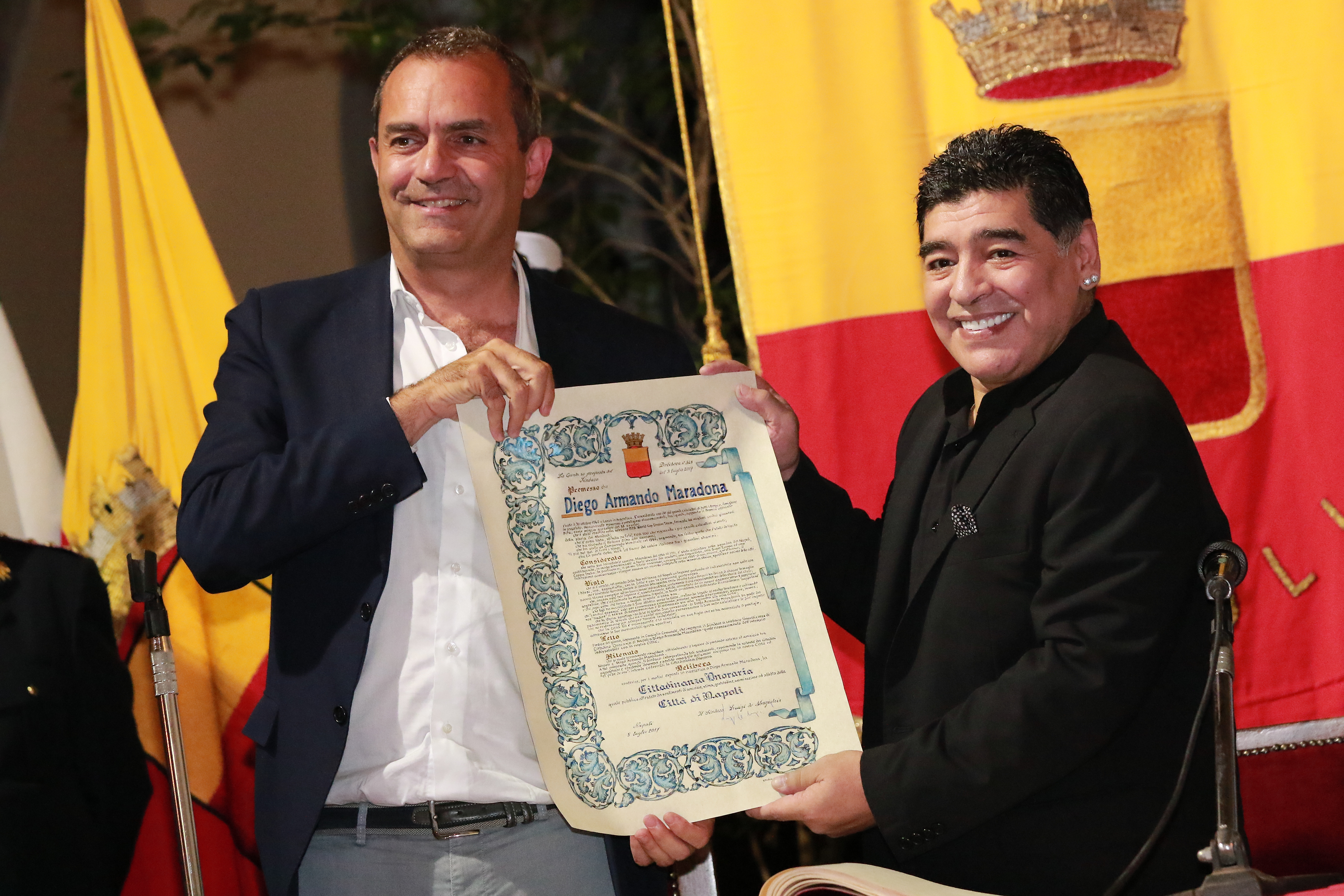 Diego Armando Maradona (R) recibe la ciudadanía honoraria de Nápoles del alcalde de la ciudad, Luigi De Magistris (L), en una ceremonia en  Nápoles.