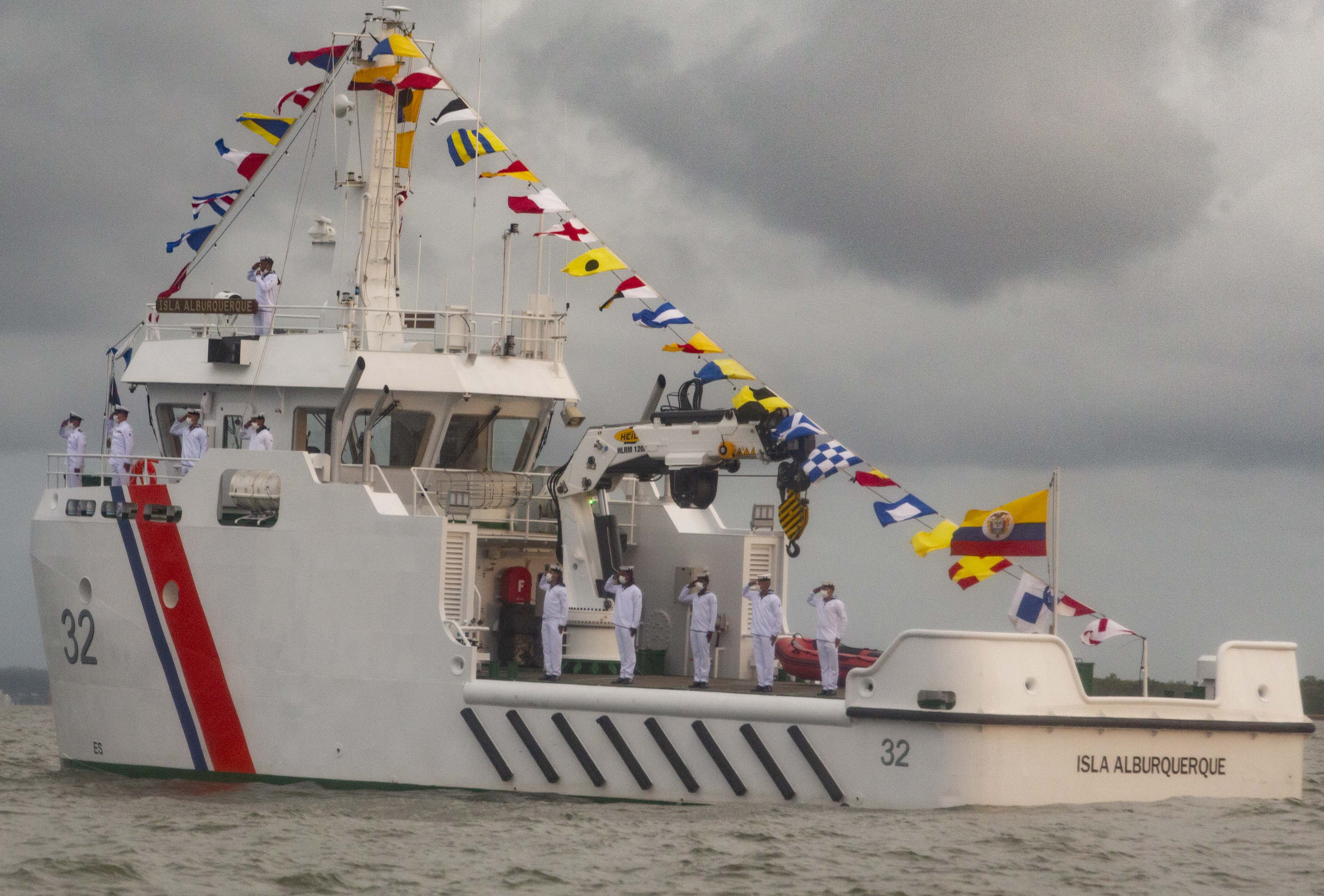 Revista naval en los 198 años de la Armada de Colombia