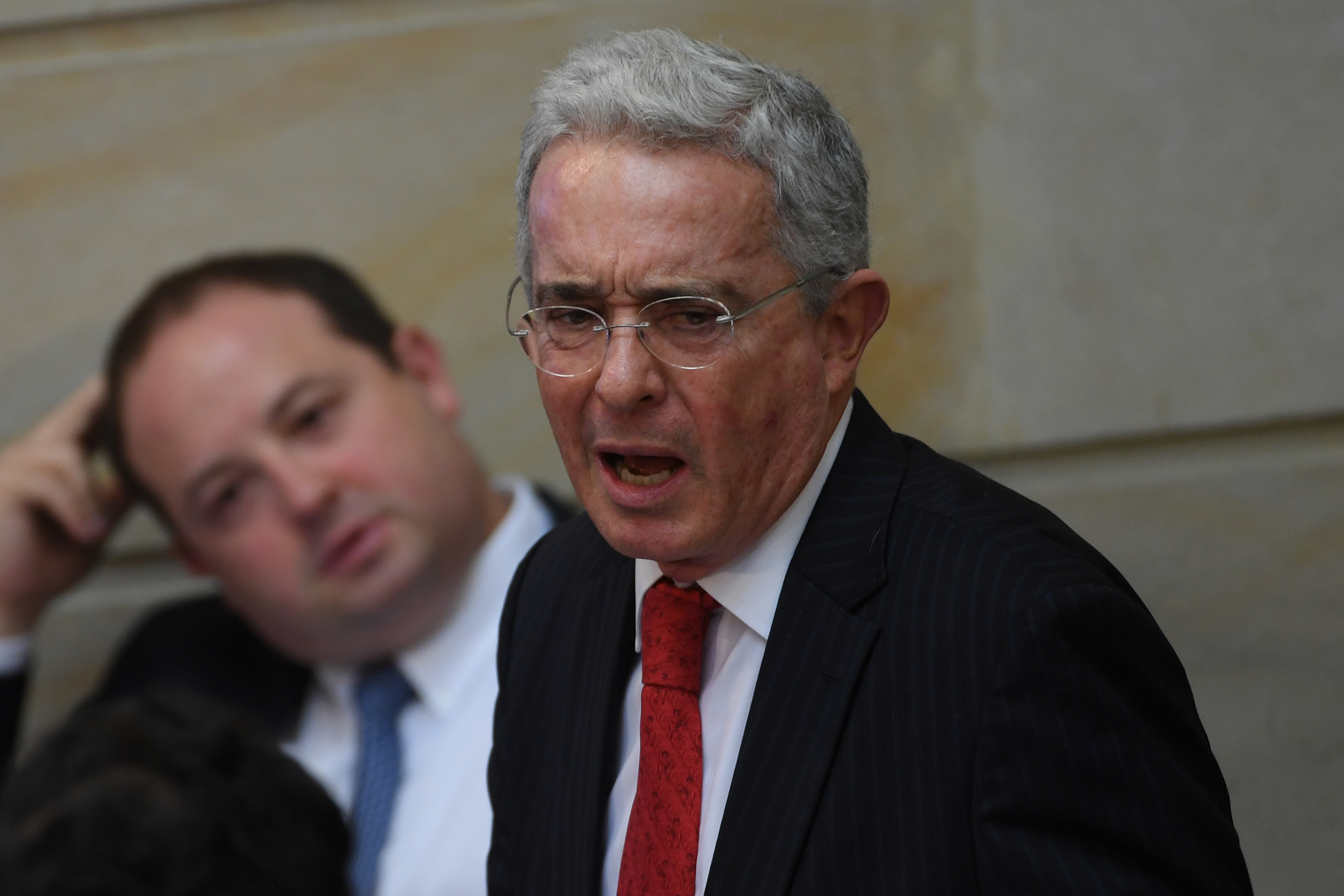 Las razones jurídicas para intentar quitar la placa de Álvaro Uribe en el Congreso