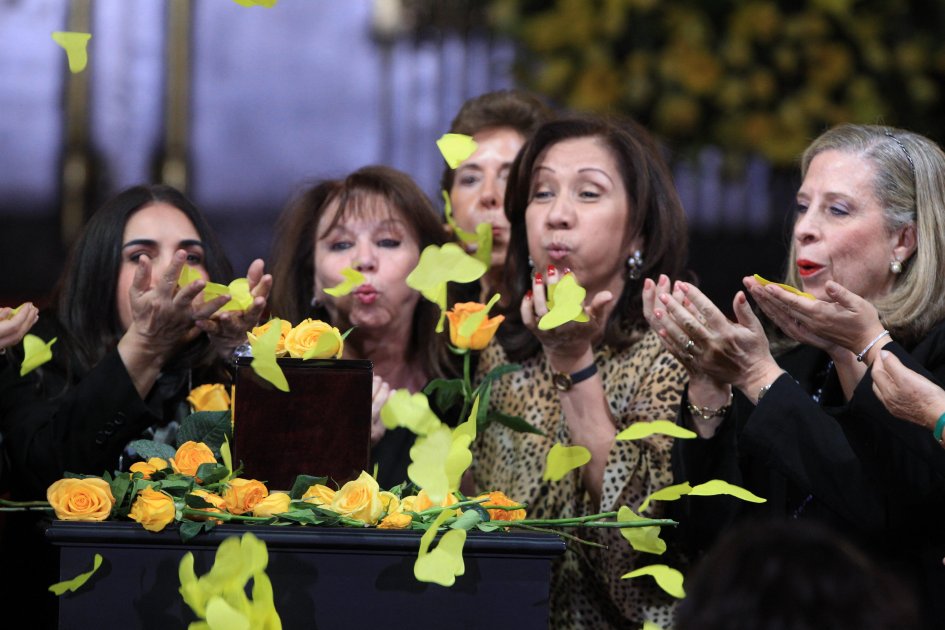 Miles dan el último adiós a Gabo con flores amarillas y a ritmo de vallenato