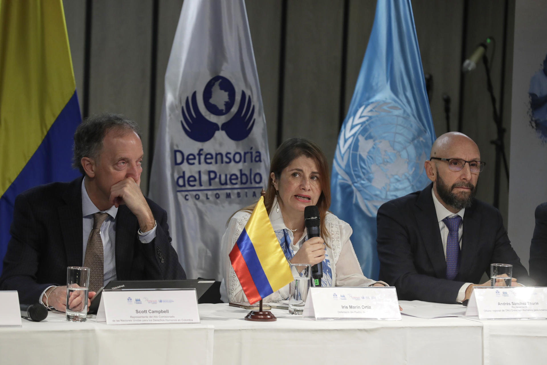 AME4378. BOGOTÁ (COLOMBIA), 29/08/2025.- La Defensora del Pueblo de Colombia, Iris Marín (c), habla durante una rueda de prensa este viernes, en Bogotá (Colombia). Las Defensorías del Pueblo de Costa Rica, Panamá y Colombia alertaron de una crisis humanitaria creciente en la región por el aumento de la migración inversa, con más de 14.000 personas retornadas desde México y Estados Unidos en lo que va de 2025, frente a una caída del 97 % en el tránsito hacia el norte por la selva del Darién. EFE/ Carlos Ortega