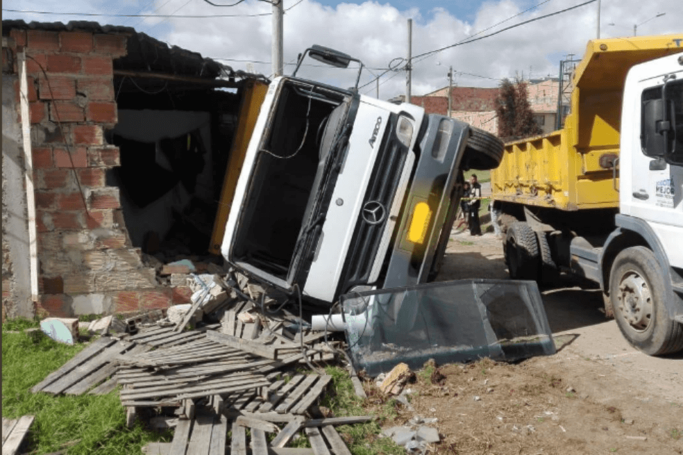 Camión que se volcó en Bogotá destruyó la fachada de una casa y dejó un herido