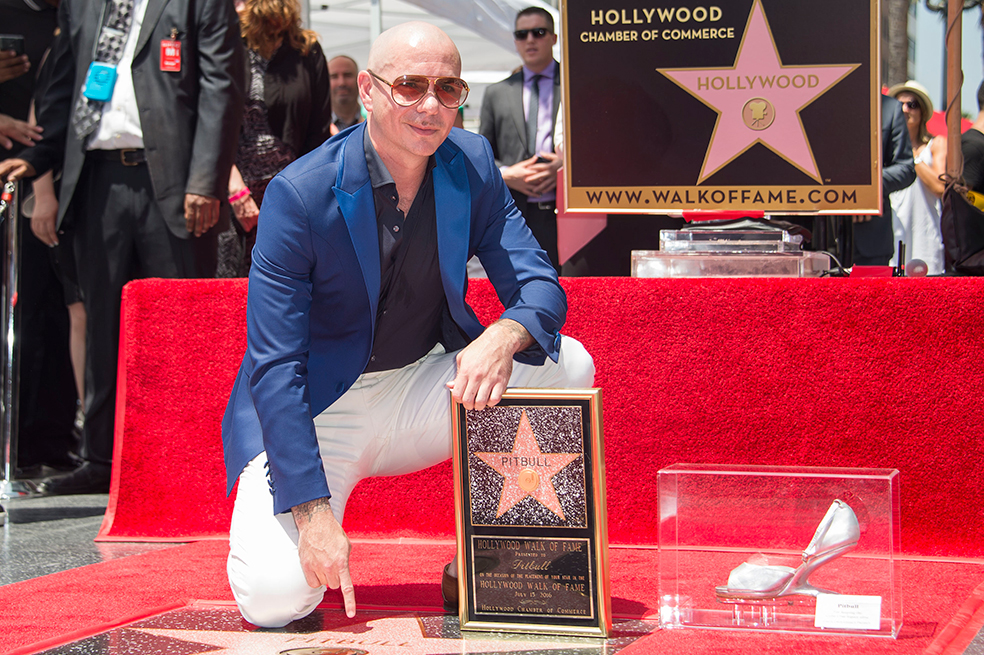 Pitbull dedica su discurso a la comunidad latina al recibir su estrella en Hollywood