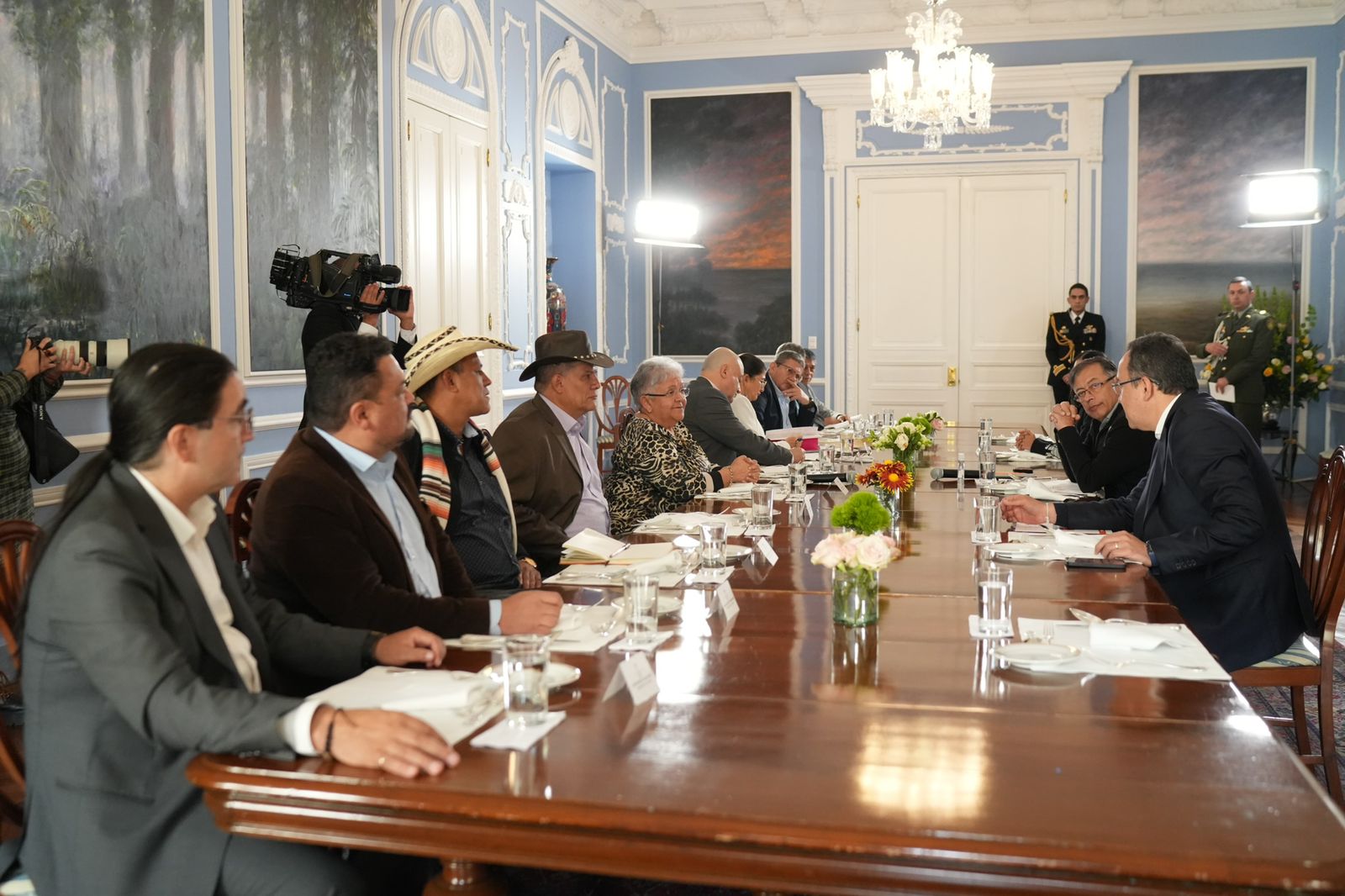 Paz y agenda legislativa, los temas del encuentro entre el Gobierno y Comunes