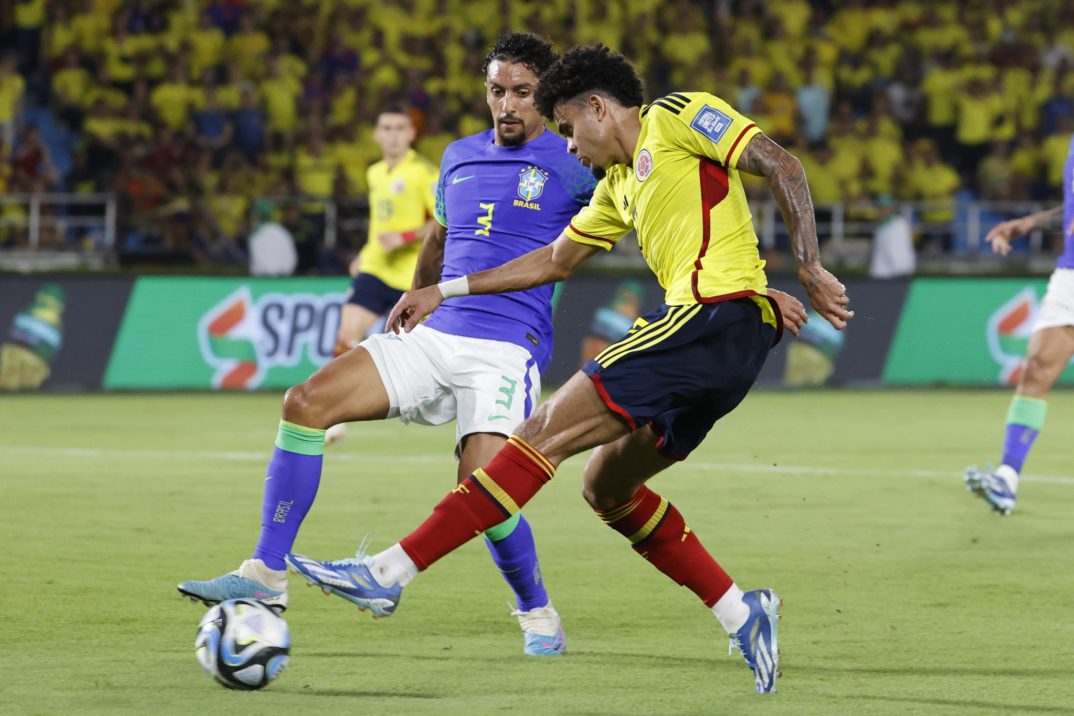 AMDEP3117. BARRANQUILLA (COLOMBIA), 16/11/2023.- Luis Díaz (d) de Colombia disputa el balón de Marquinhos de Brasil hoy, en un partido de las Eliminatorias Sudamericanas para la Copa Mundial de Fútbol 2026 entre Colombia y Brasil en el estadio Metropolitano en Barranquilla (Colombia). EFE/ Mauricio Dueñas Castañeda