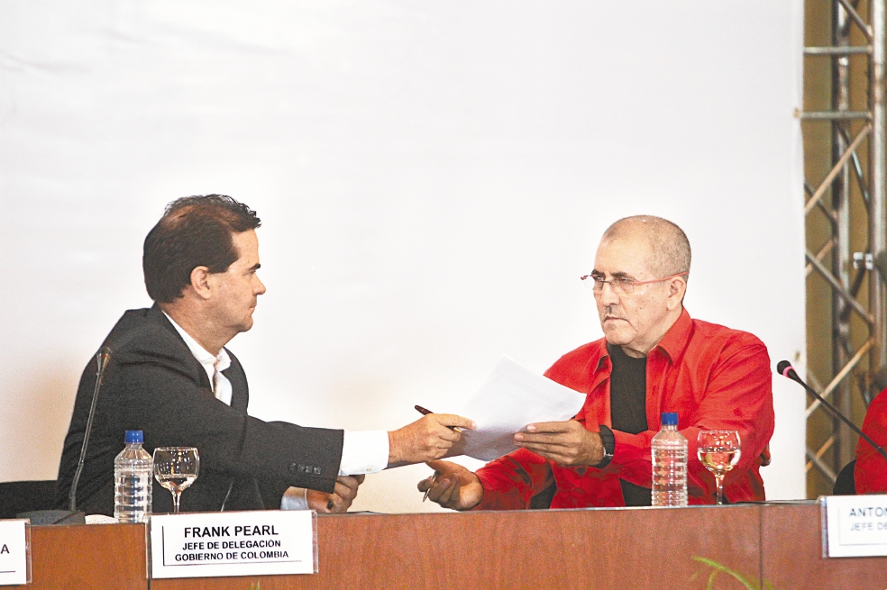 En marzo de este año, Frank Pearl y “Antonio García”se reunieron en Caracas, Venezuela para pactar la instalación de una mesa de conversaciones pública, lo cual no ha ocurrido aún. / EFE.
