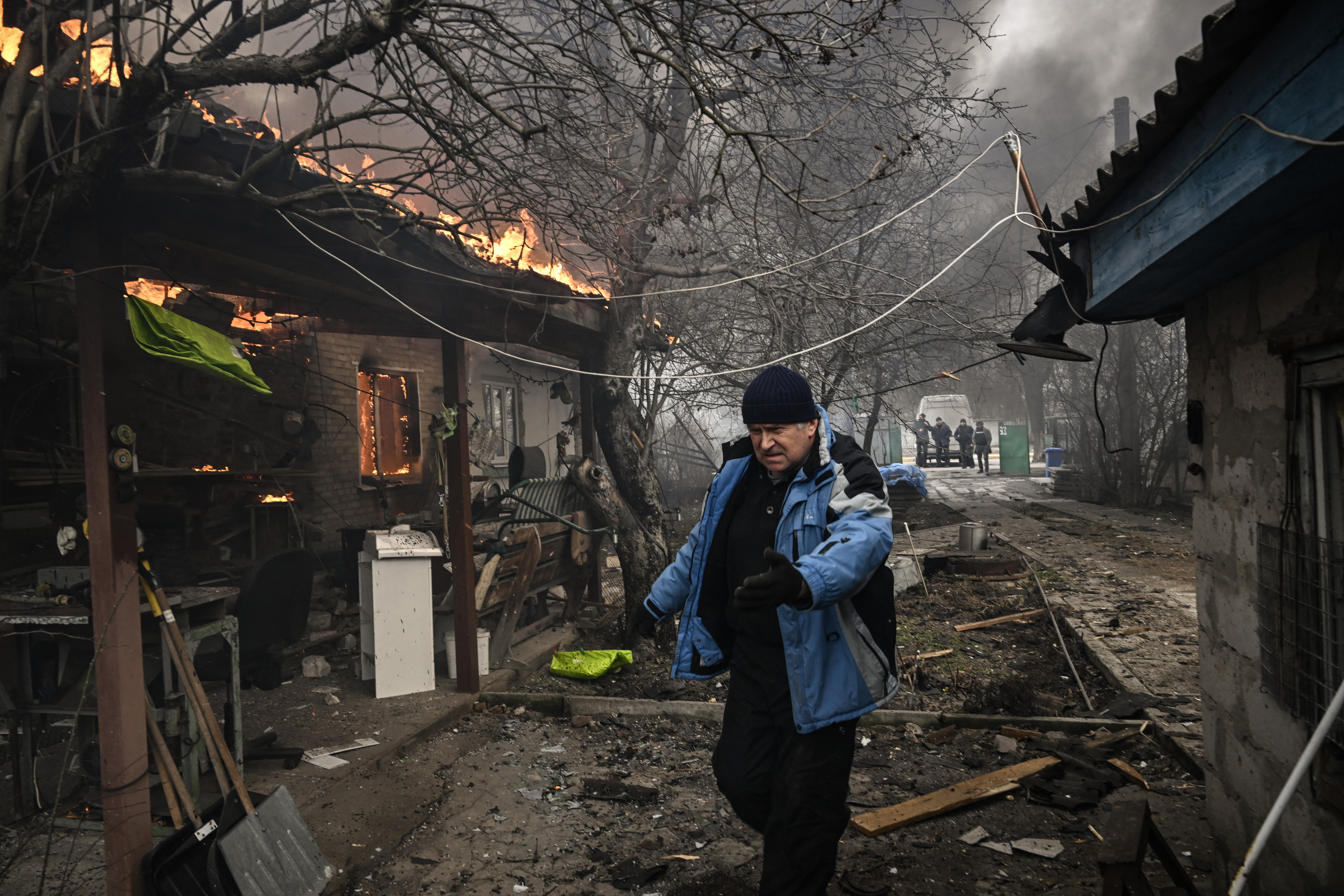 Lo que antes era un tranquilo suburbio al noroeste de Kiev, esta semana se convirtió en una zona de guerra. Las imágenes de las ventanas rotas, las casas destruidas  y los cielos oscurecidos por el humo, empezaron a circular por redes sociales esta semana luego de que las fuerzas rusas atacaron Irpin.