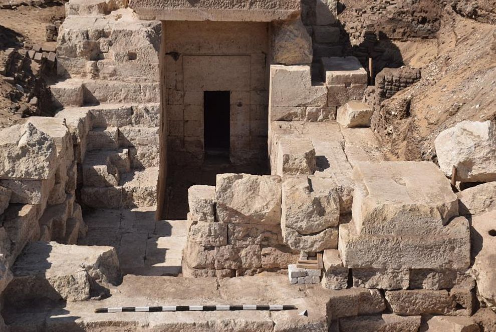 Descubren templo de 2.100 años de antigüedad en un acantilado en Egipto
