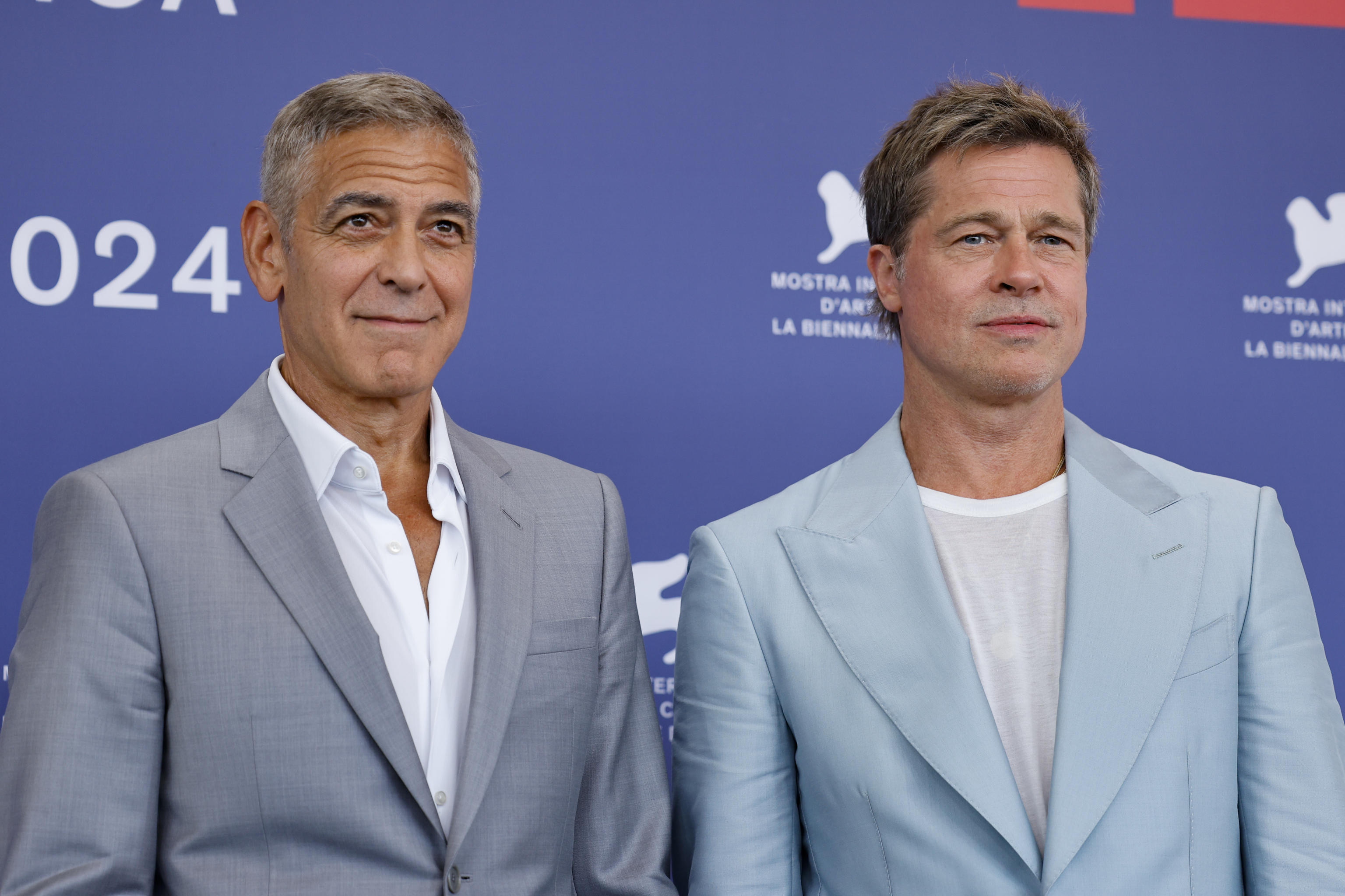 Brad Pitt y George Clooney presentan la película “Wolfs” en la Mostra de Venecia