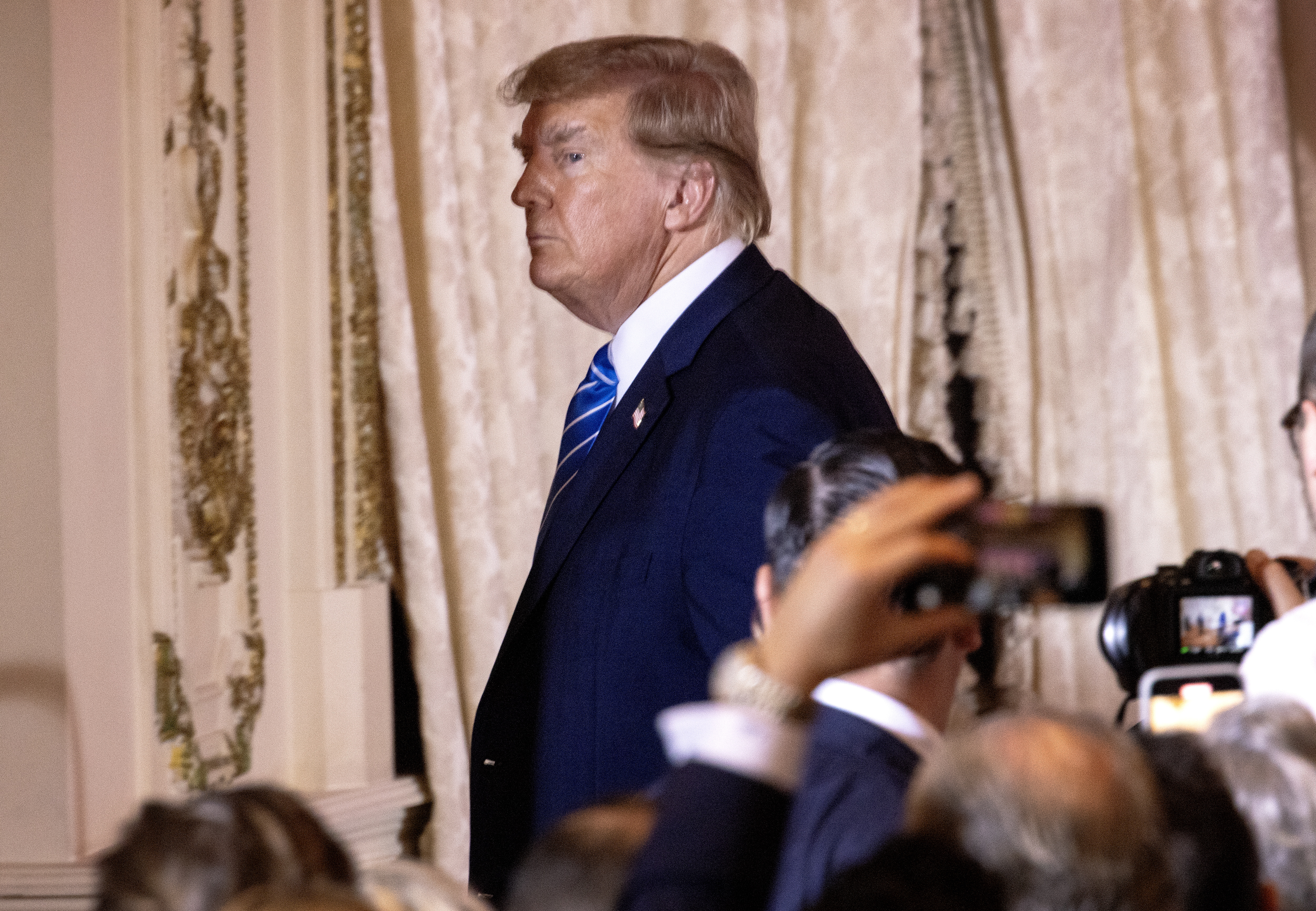 Palm Beach (United States), 06/03/2024.- Former US President Donald Trump speaks to supporters during the Super Tuesday Election Night Watch Party in Mar-a-Lago, Palm Beach, Florida, USA, 05 March 2024. On 'Super Tuesday,' voters in 16 states and one US territory cast their ballots for presidential candidates in the 2024 United States primary elections. Trump is running against Former South Carolina Governor Nikki Haley for the Republican presidential primary. (Elecciones, Estados Unidos) EFE/EPA/CRISTOBAL HERRERA-ULASHKEVICH