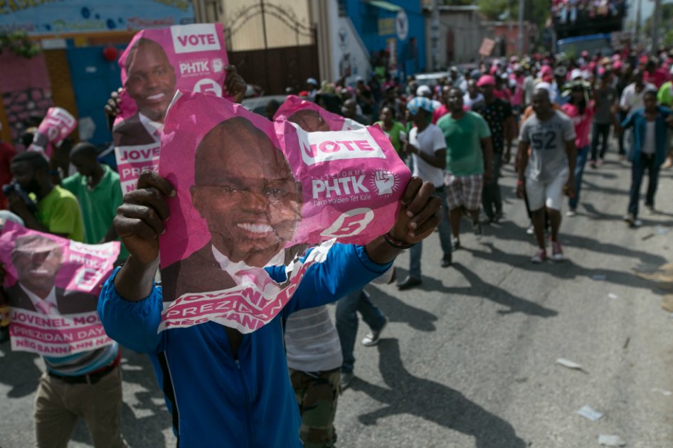 Partidarios del movimiento PHTK protestaron en Puerto Príncipe y pidieron la dimisión del presidente interino, Jocelerme Privert. / EFE