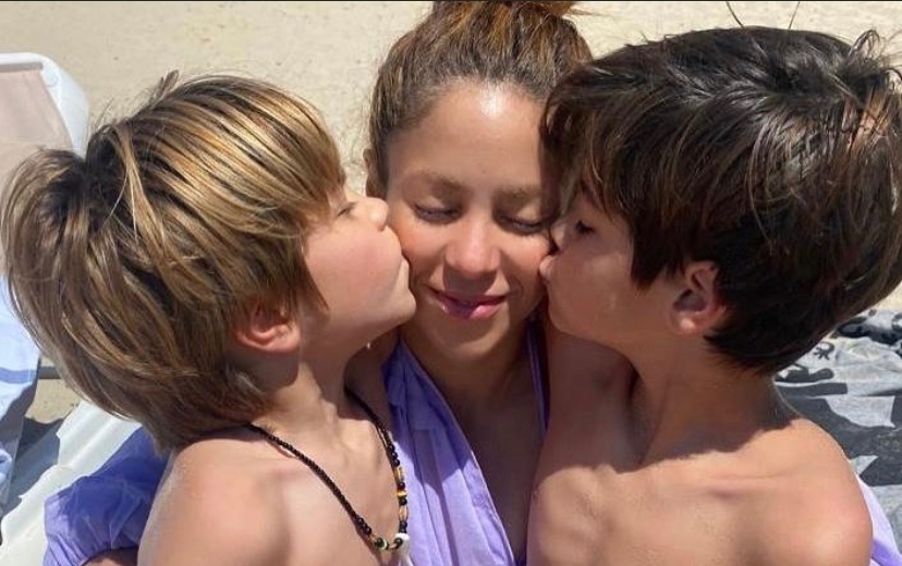 “Buscando serenidad”, Shakira comparte foto en el desierto junto a sus hijos