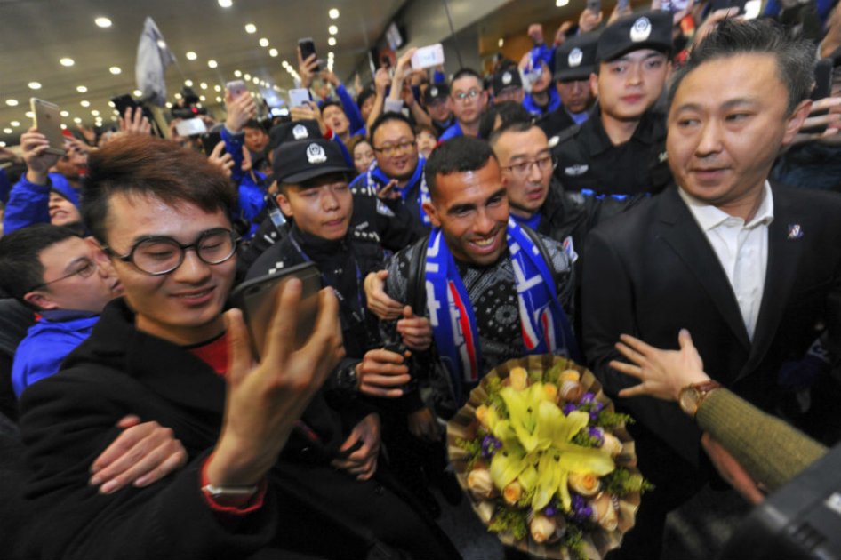 Tevez, el nuevo rey del fútbol chino, es recibido por una multitud