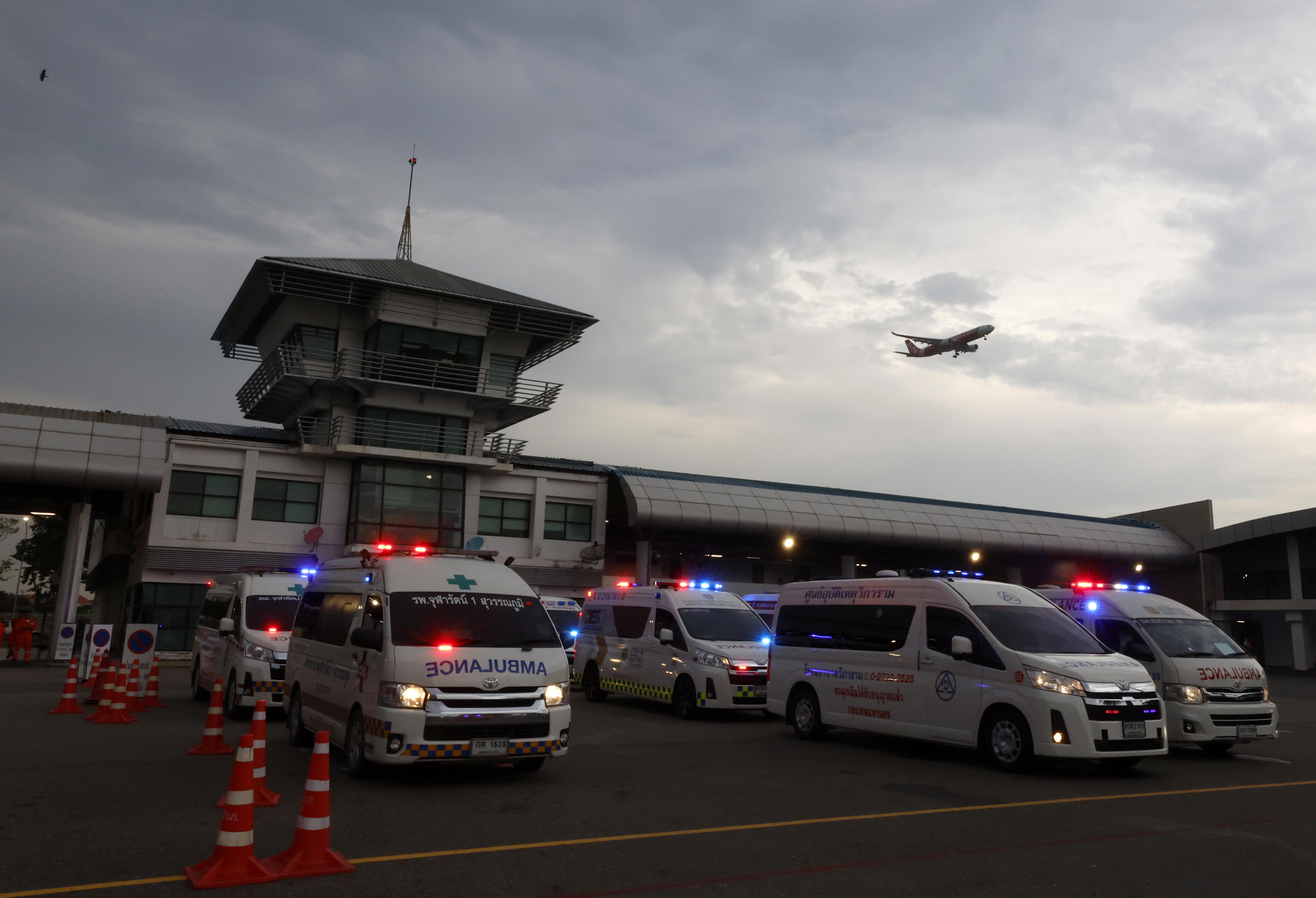 Samut Prakan (Thailand), 21/05/2024.- Rescue medical teams prepare to move the injured to a hospital near Suvarnabhumi Airport, in Samut Prakan province, Thailand, 21 May 2024. According to Singapore Airlines, at least one person died and more than 30 passengers were injured when a Singapore Airlines plane travelling from London to Singapore was diverted to Bangkok in an emergency due to severe turbulence. (Singapur, Tailandia, Londres, Singapur) EFE/EPA/NARONG SANGNAK CAPTION CORRECTION