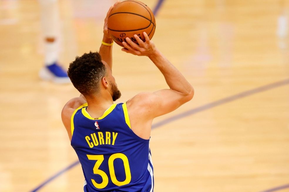 Curry agiganta su leyenda en la NBA, tras batir tres récords en una noche