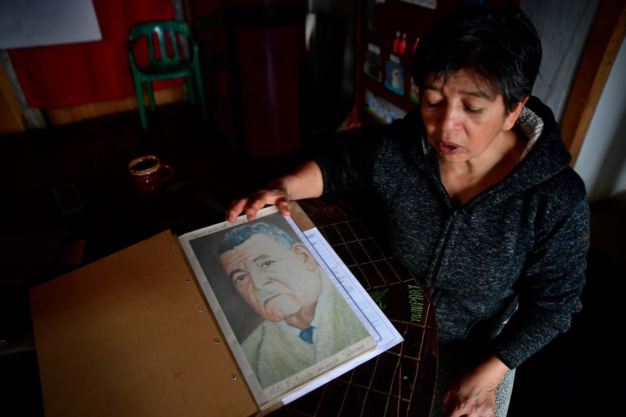 Janeth Avellaneda con el retrato de su padre, el abuelo Avellaneda.