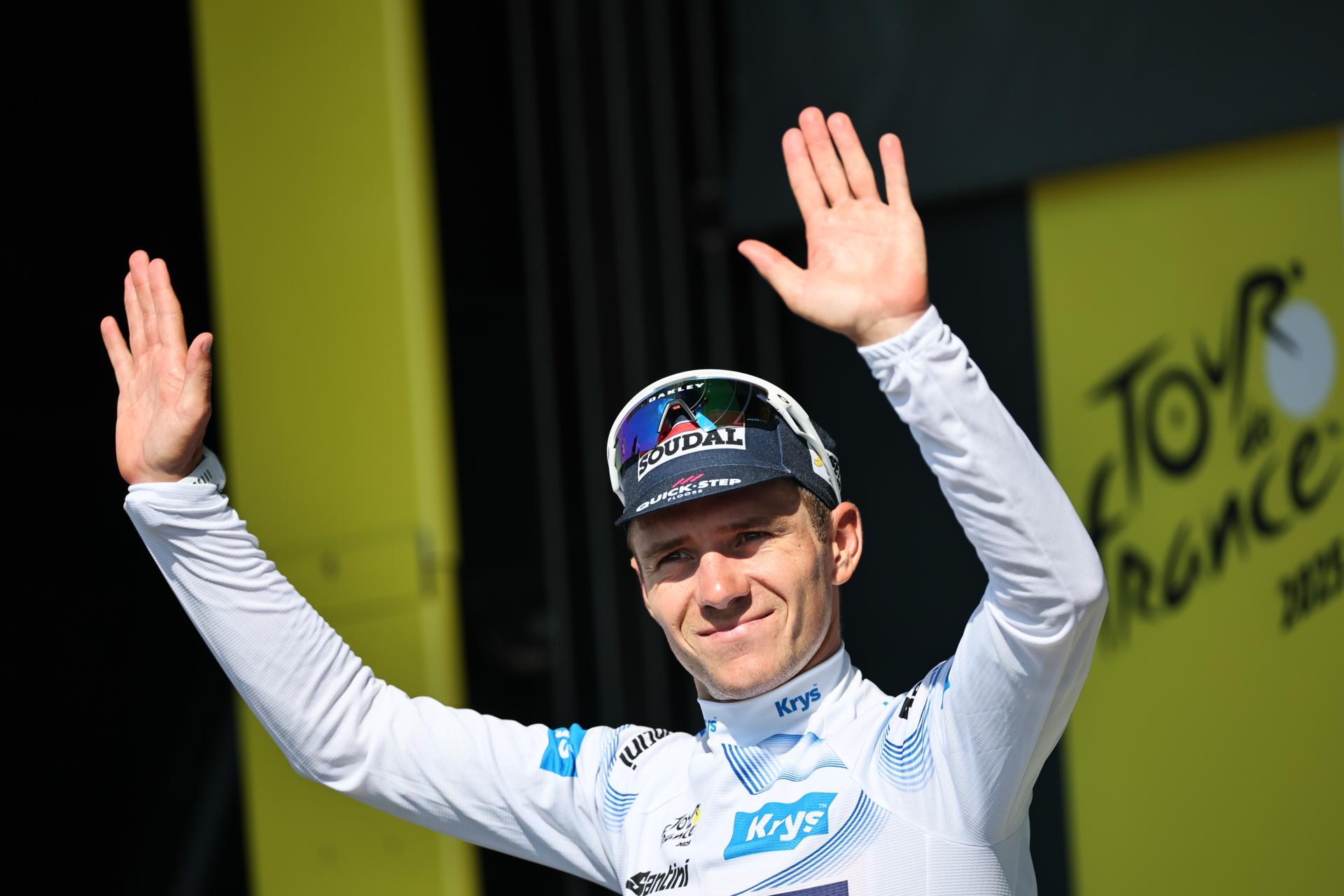 Laval Espace Mayenne (France), 12/07/2025.- Belgian rider Remco Evenepoel of Soudal Quick-Step team celebrates on the podium in his white jersey for the best young rider during the 8th stage of the Tour de France cycling race over 171.4km from Saint-Meen-le-Grand to Laval Espace Mayenne, France, 12 July 2025. (Ciclismo, Francia) EFE/EPA/CHRISTOPHE PETIT TESSON
