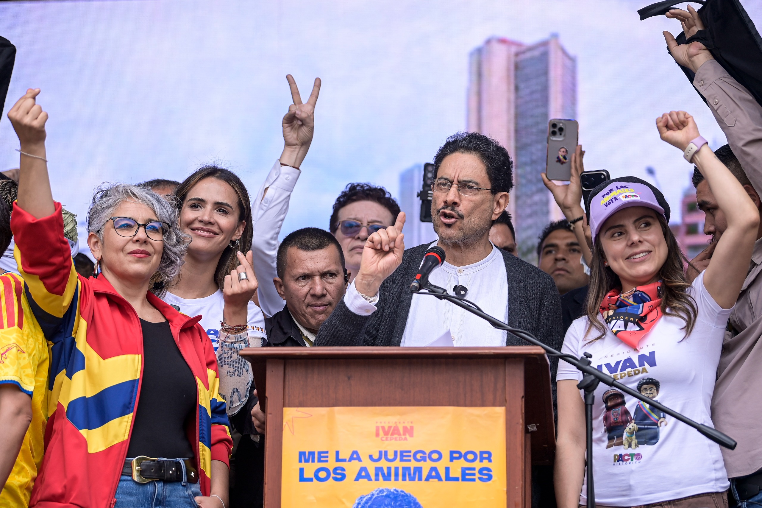 “Con el pueblo todo, sin el pueblo nada”: Cepeda da último plazoletazo en Bogotá