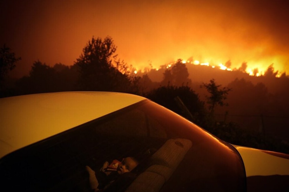 Un niño está dentro de un automóvil cerca de un incendio forestal en Portugal.