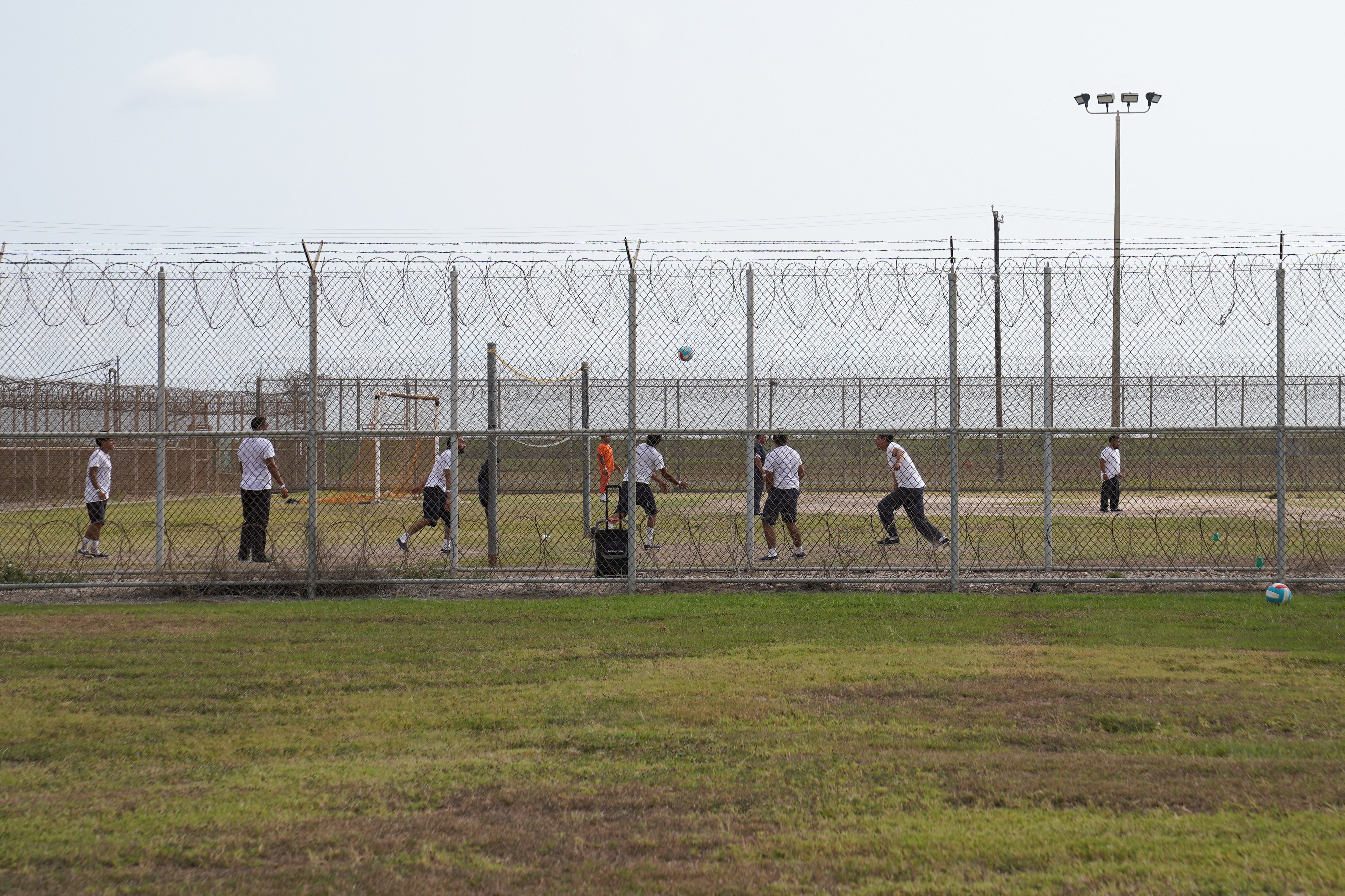 ¿Asilo o deportación? Migrantes esperan respuesta en centro de detención de Texas